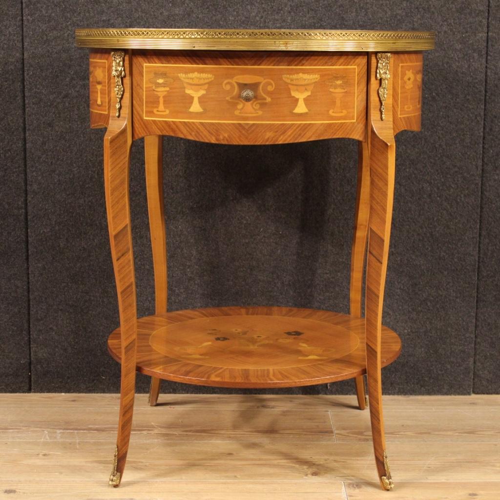 French table of the 20th century. Mobile inlaid in walnut, maple, mahogany, rosewood and fruit woods with inlays floral, cupsand trompe l'oeil decorations of great pleasure. Round table finished from the center adorned by bronze and brass, gold is