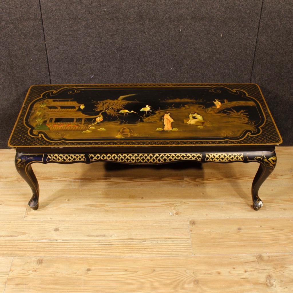 Coffee table in chinoiserie style. Nicely lacquered and painted French 20th century furniture with Chinese folk scenes. Coffee table of discrete service ideal to be inserted in a living room. It has some drops of color, overall in good state of
