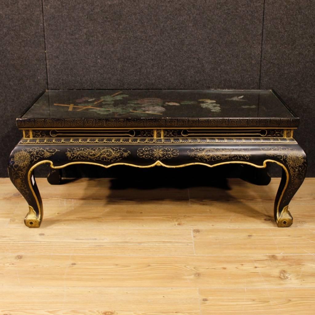 French coffee table from 20th century. Furniture in lacquered, gilded and painted chinoiserie wood with relief decorations in soapstone. Coffee table ideal to be placed in a living room with protective glass on the top. High quality furniture,