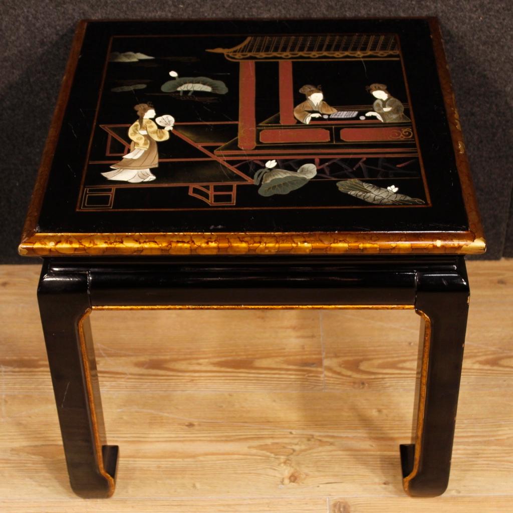 French table of the 20th century. Wooden furniture lacquered, gold and painted with decorations a chinoiserie on the floor of beautiful line and pleasant decor. Coffee table with a 51 cm side top of good size and service, ideal to be placed in a