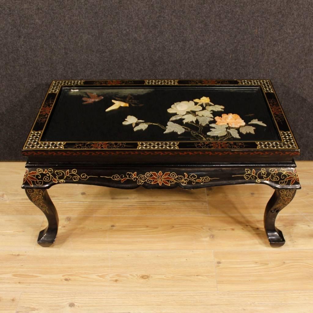 French coffee table of the 20th century. Furniture in richly carved, lacquered, gilded and painted wood with beautiful chinoiserie decoration. Support top with protective glass and soapstone ornaments. Coffee table of good measure and service.