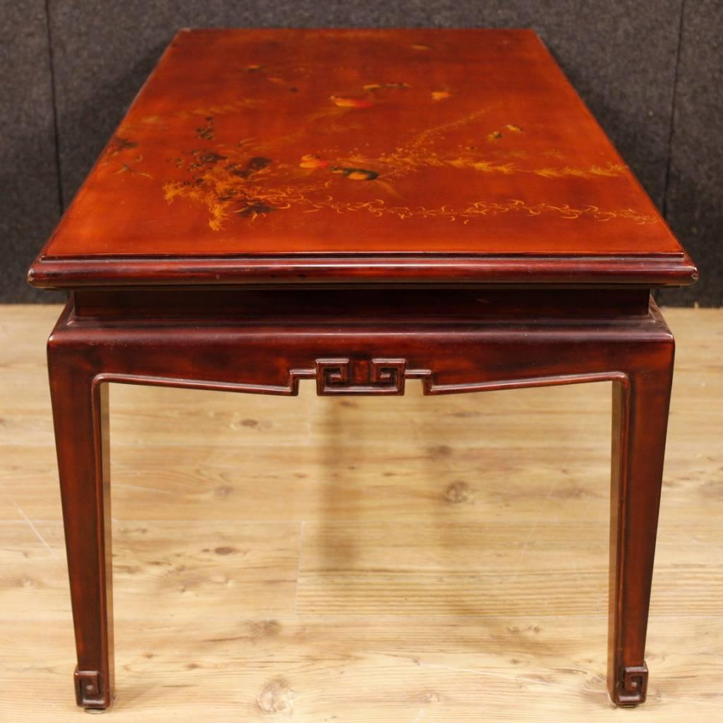 French coffee table from 20th century. Furniture in carved, lacquered and painted chinoiserie wood with animal decorations of excellent quality and beautiful decor. Coffee table ideal to be inserted in a living room, of excellent solidity and