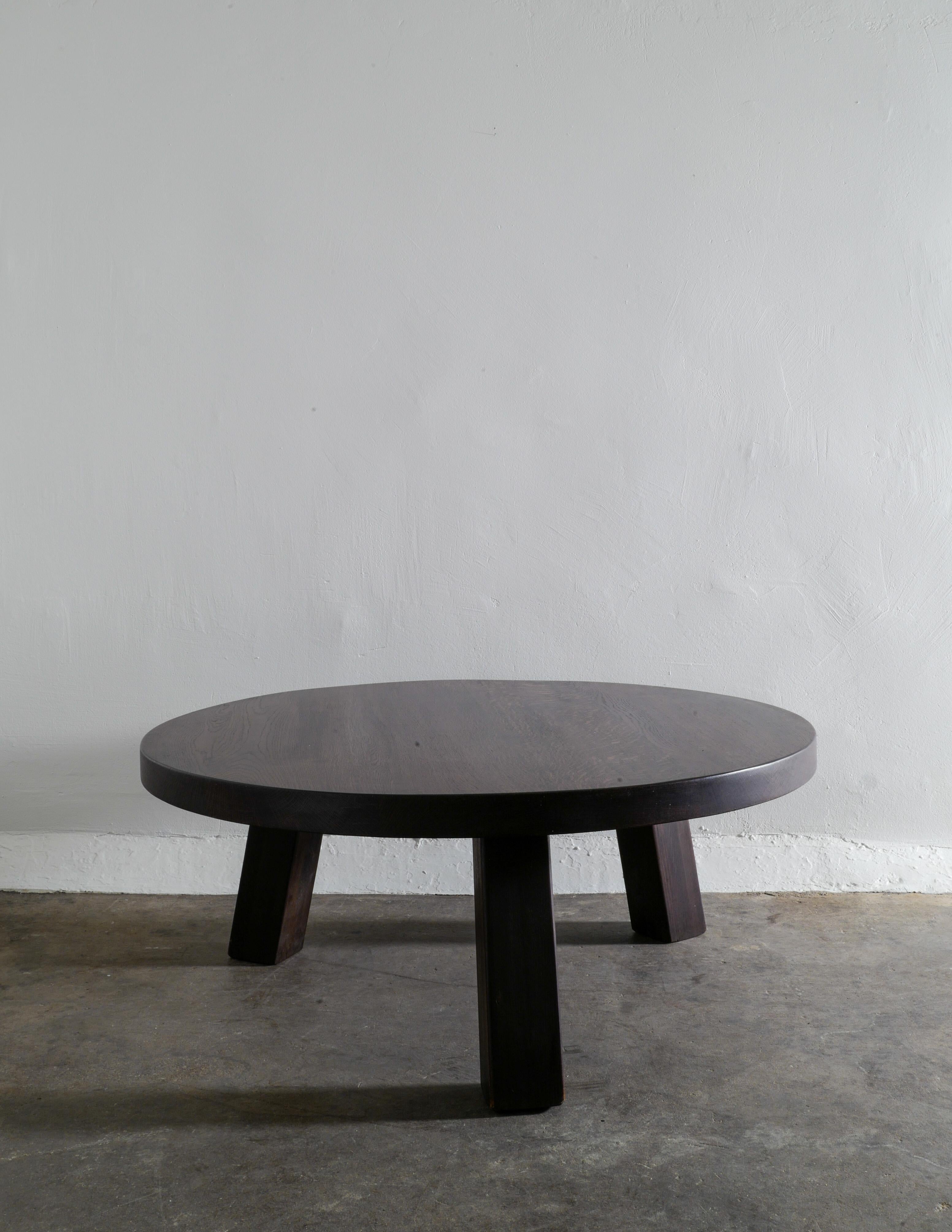 Rare dark brown coffee table in solid stained oak from the 1950s produced in France. In good vintage condition with minimal signs of use. Works well with brutalist, contemporary and wabi-sabi interiors. 