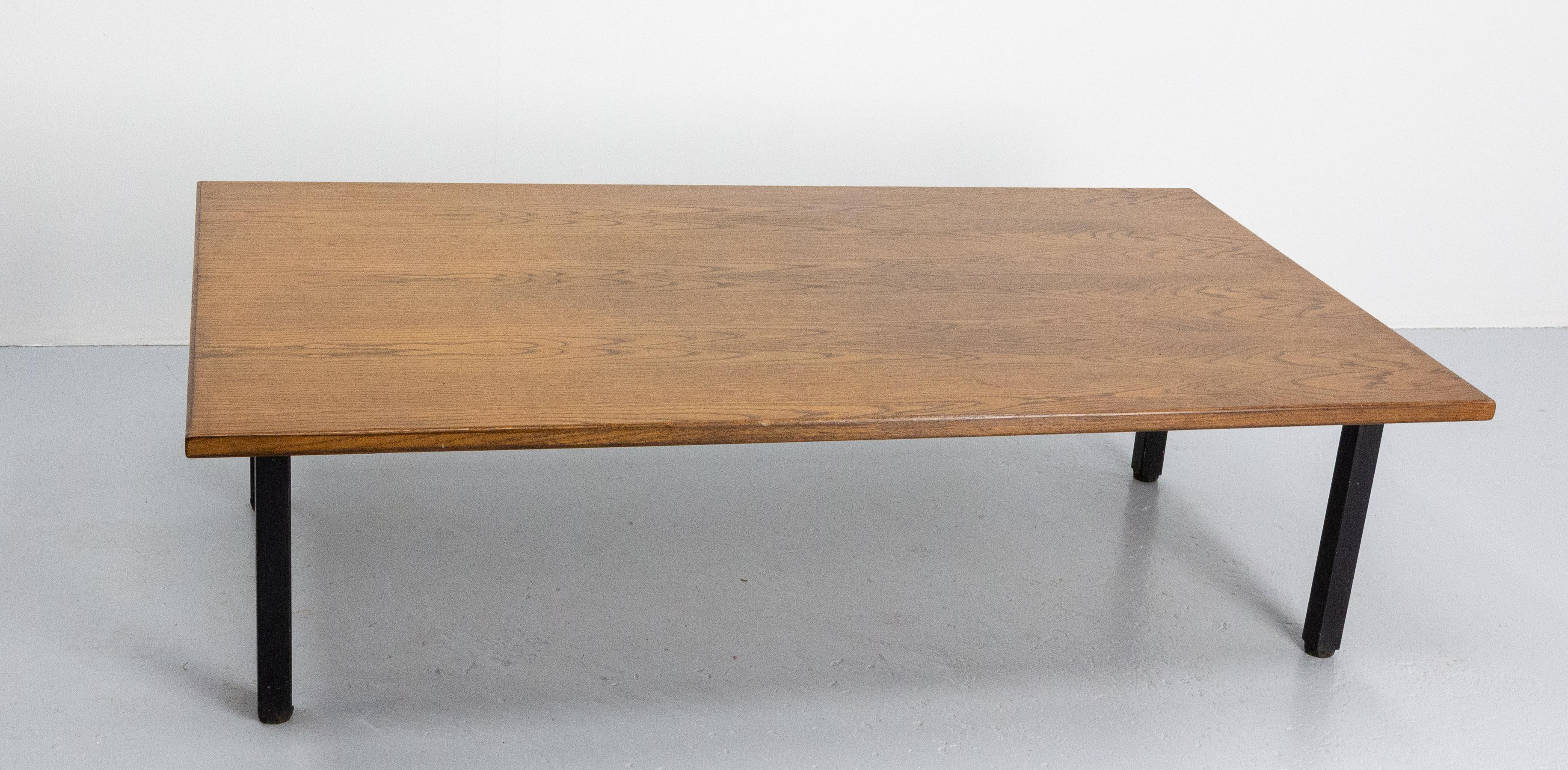 Massive oak Mid-Century Modern coffee table with metal frame and feet.
The metallic frame support the the table top.
The table was made circa 1970.
In good condition. 

Shipping:
L 120 P 70 H 33.5 17.8 Kg.