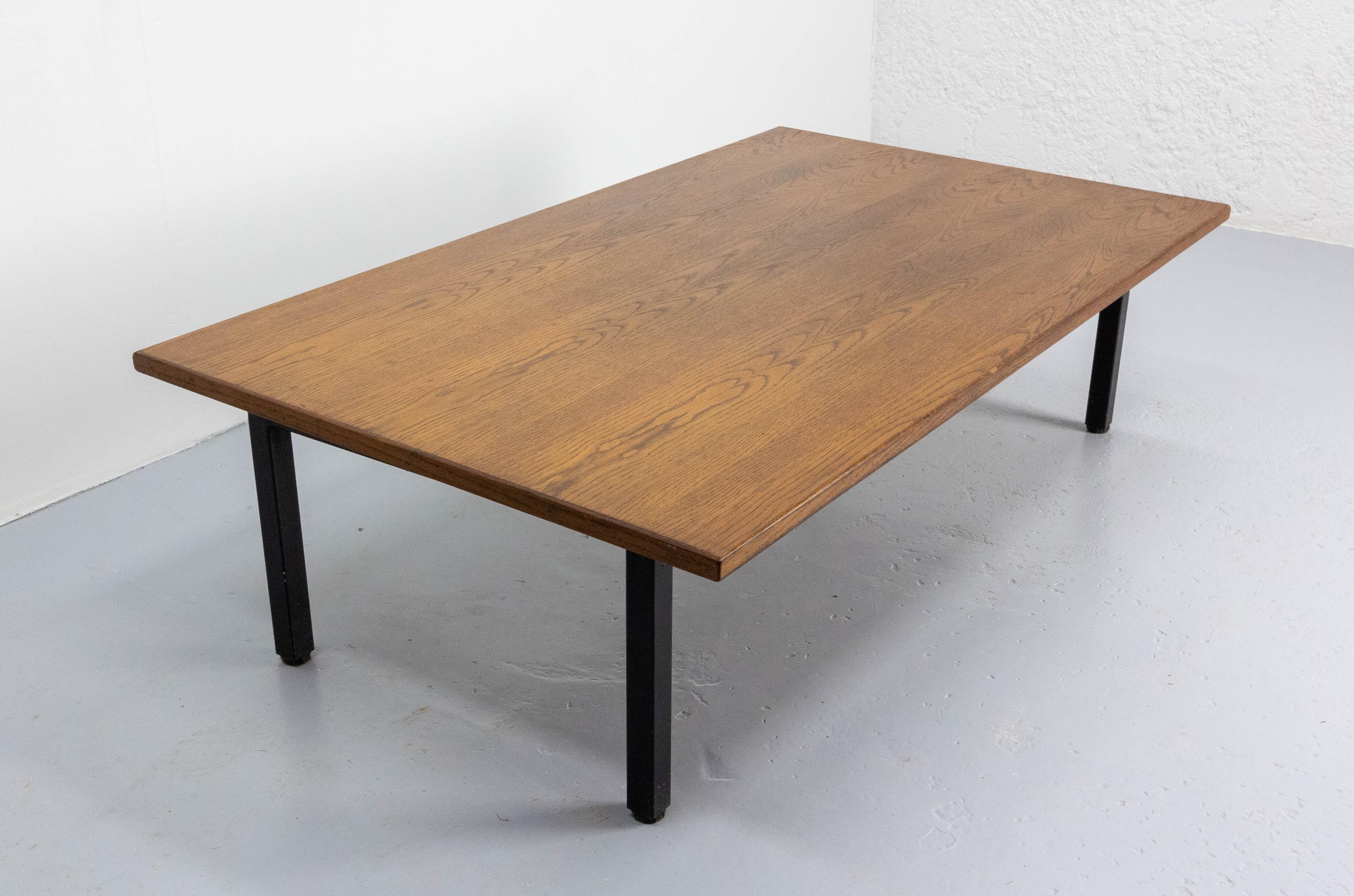 French Coffee Table, Massive Oak and Metal, circa 1970 In Good Condition For Sale In Labrit, Landes