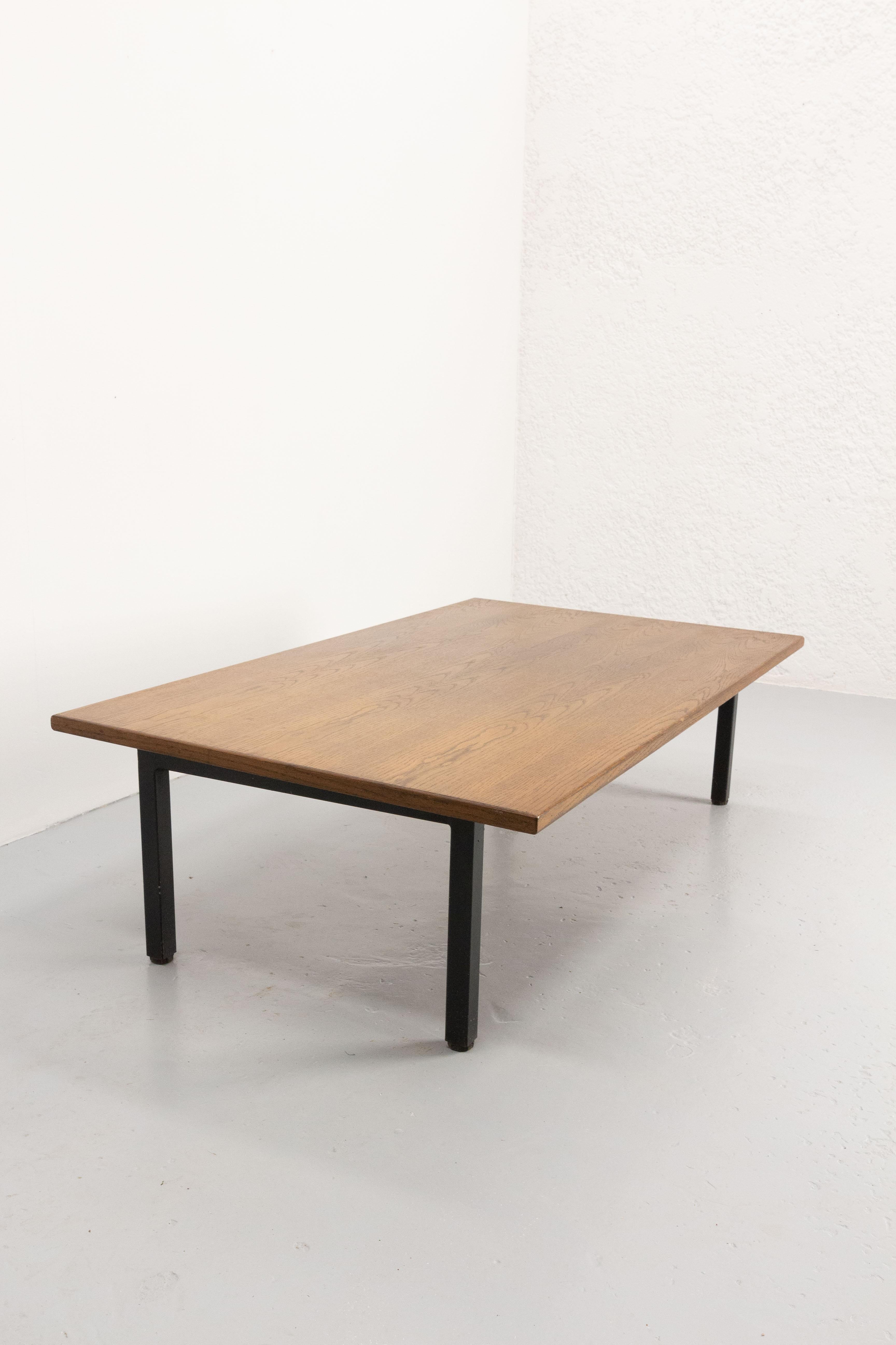 Table Basse Française Massive en Chêne et Métal, vers 1970 en vente 1