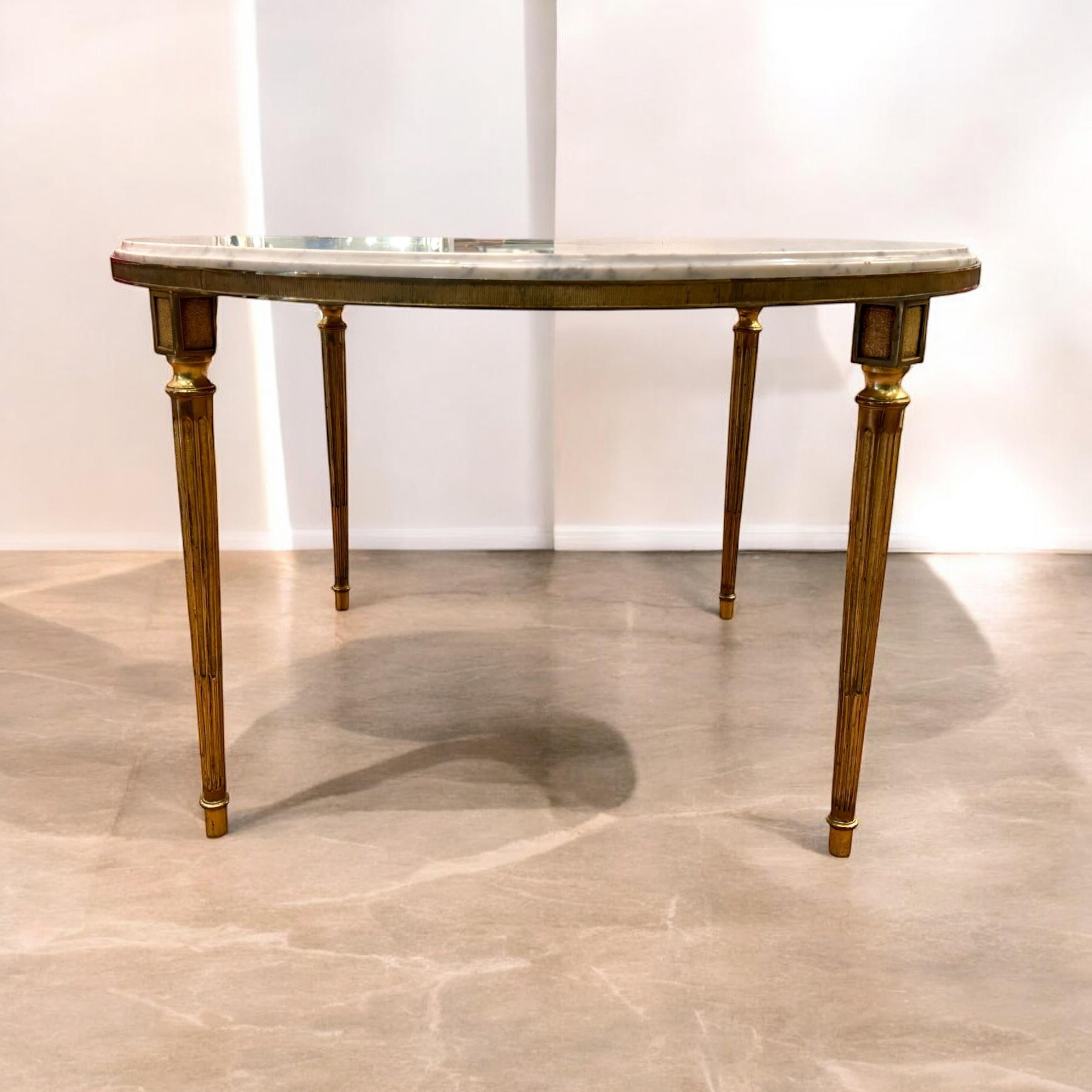 Runder Couchtisch aus Bronze und Marmor mit einem Stern aus Messing, im neoklassischen Stil Louis XVI. Maison Jansen zugeschrieben, französisch aus dem Jahr 1940... in gutem und originalem Zustand.