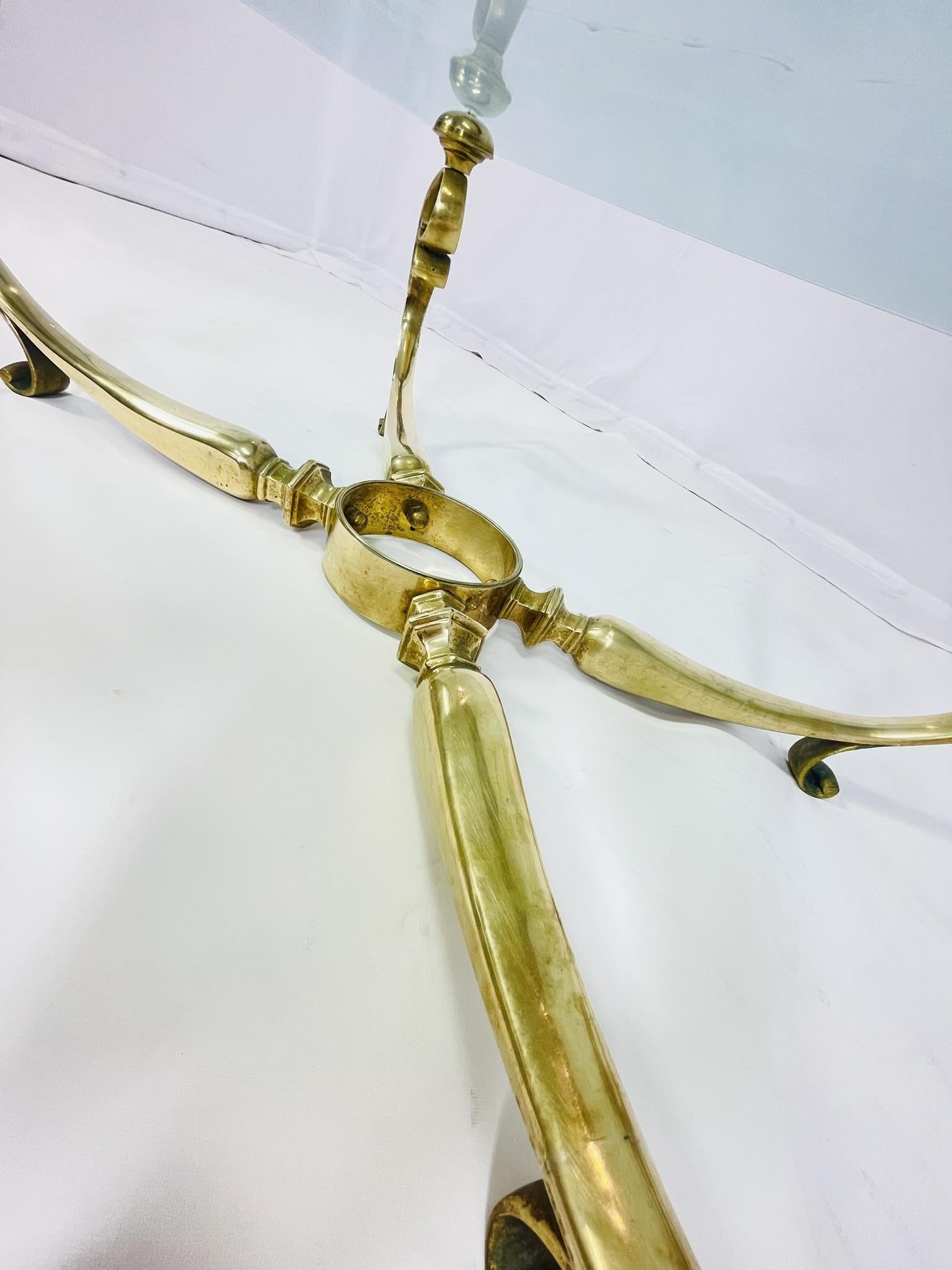 Table basse française avec base en laiton et plateau en verre, vers les années 1940 en vente 4