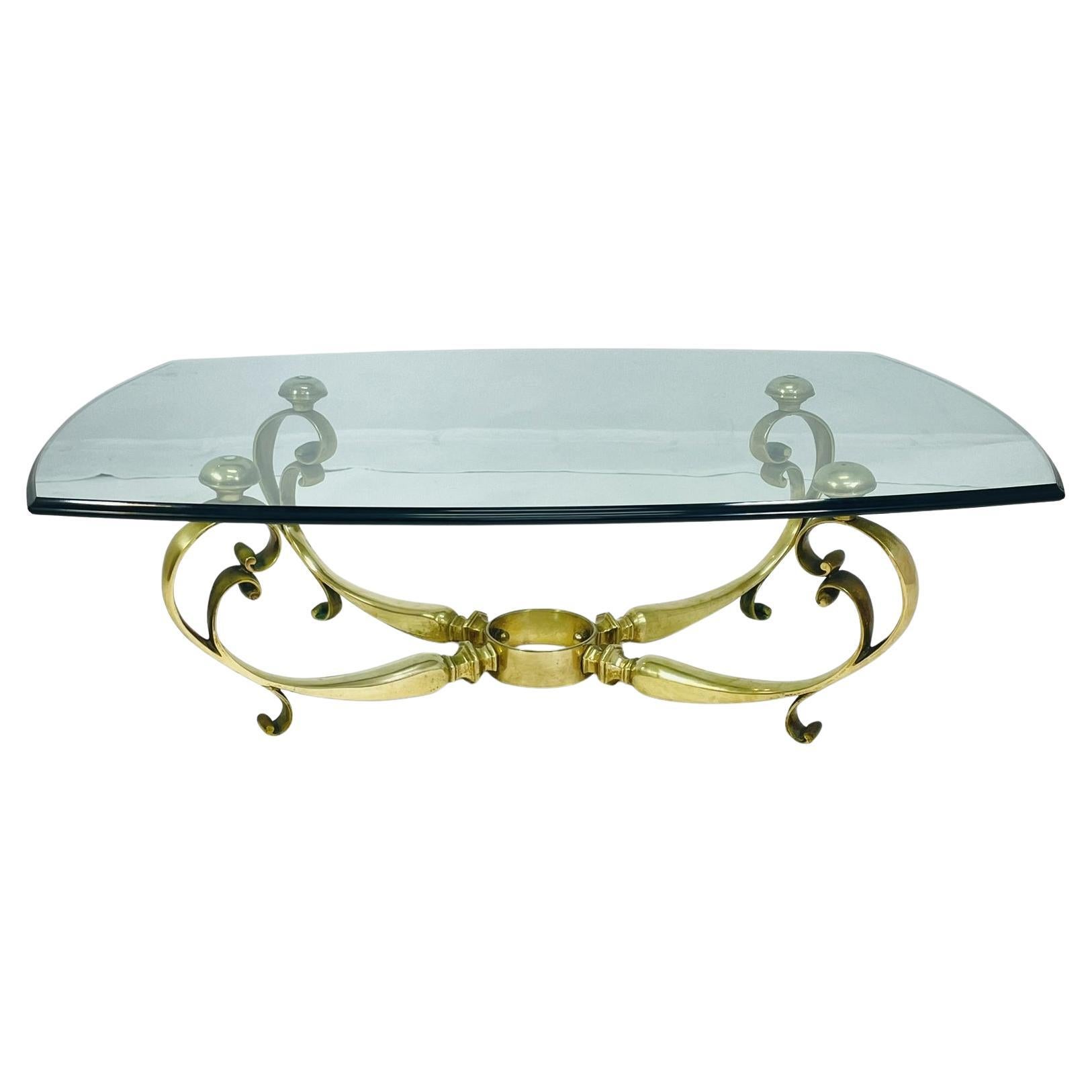 Table basse française avec base en laiton et plateau en verre.Circa 1940s.
 
Non marqué.
 
Dimensions : 49 pouces de large x 35.50 pouces de profondeur x 15 pouces de hauteur. 