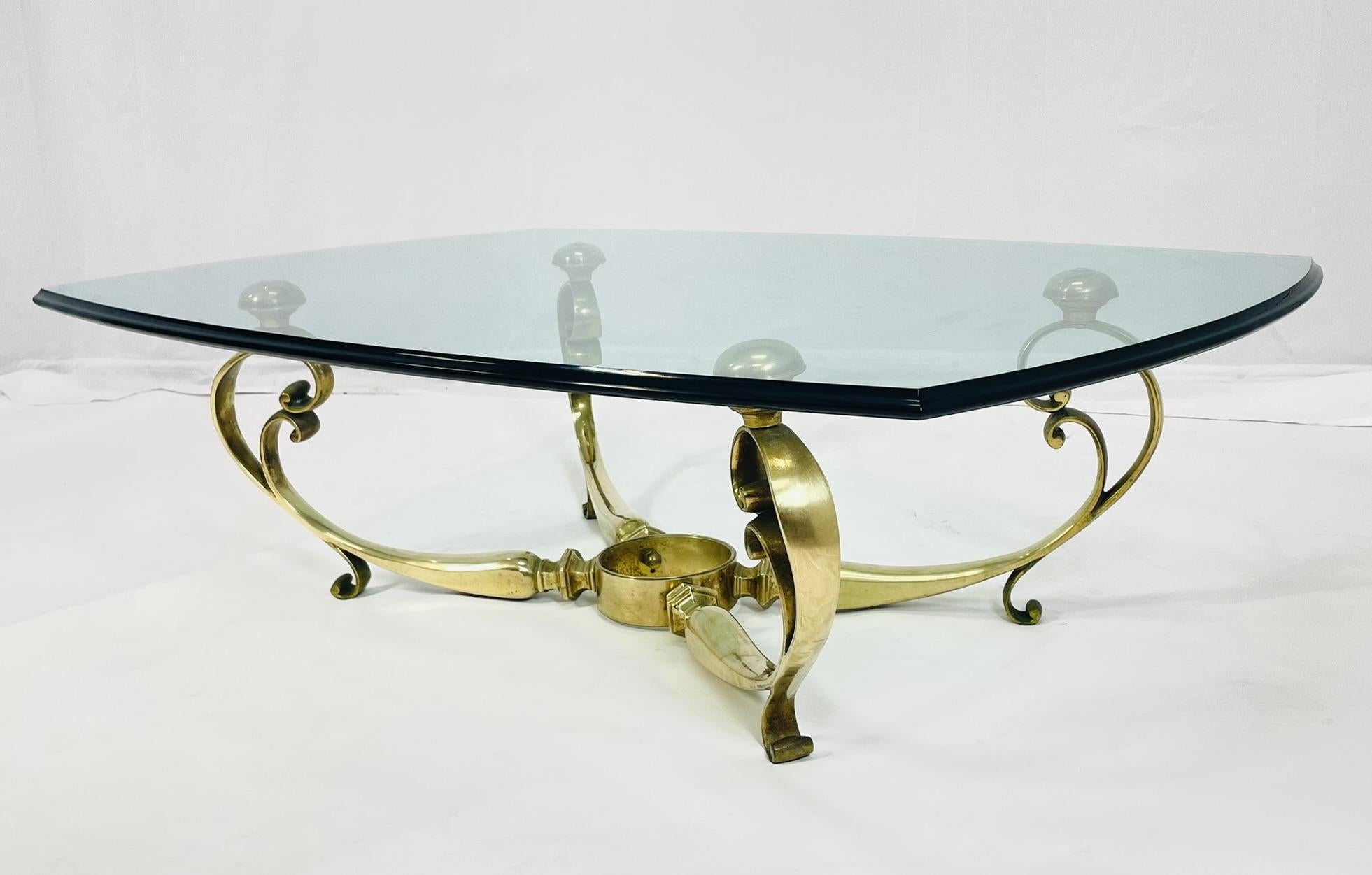 Art déco Table basse française avec base en laiton et plateau en verre, vers les années 1940 en vente