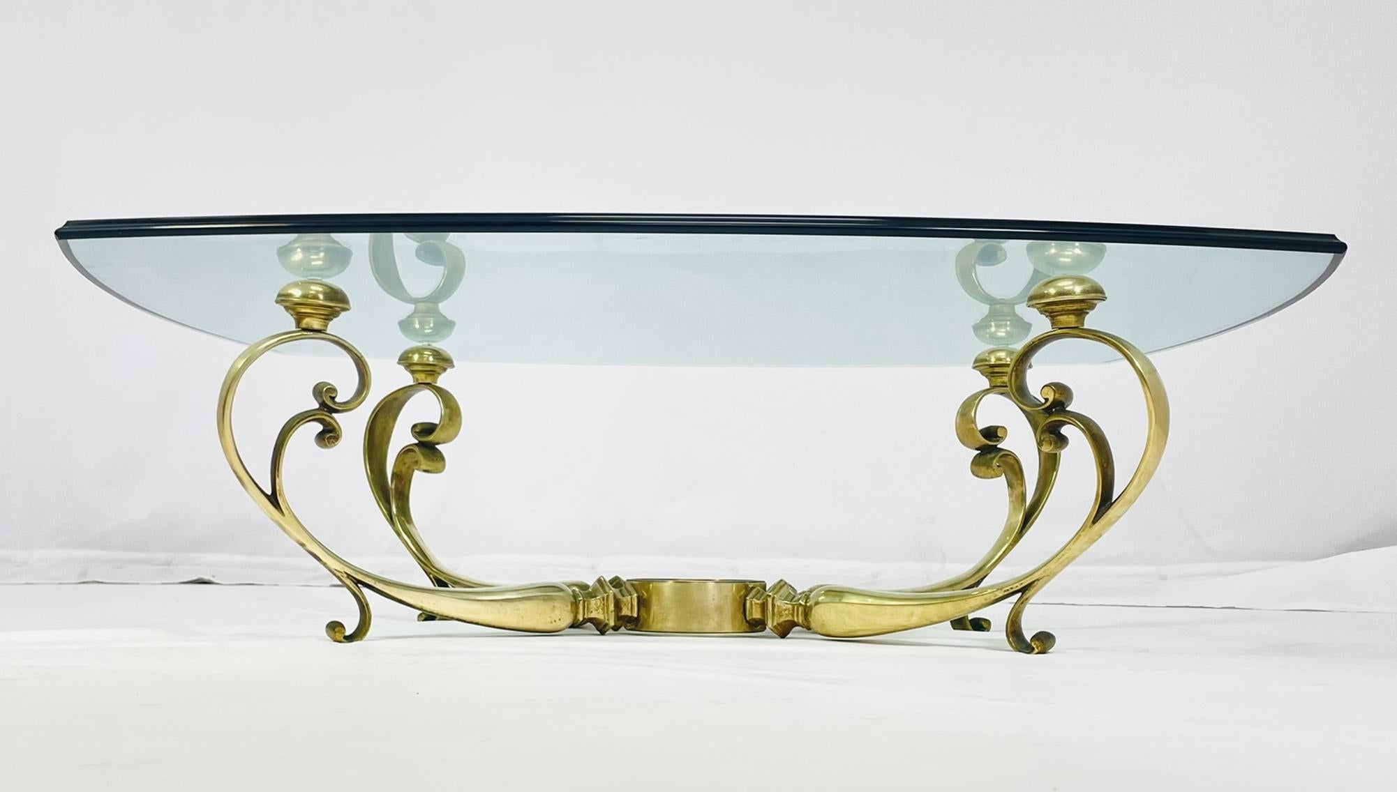 Français Table basse française avec base en laiton et plateau en verre, vers les années 1940 en vente
