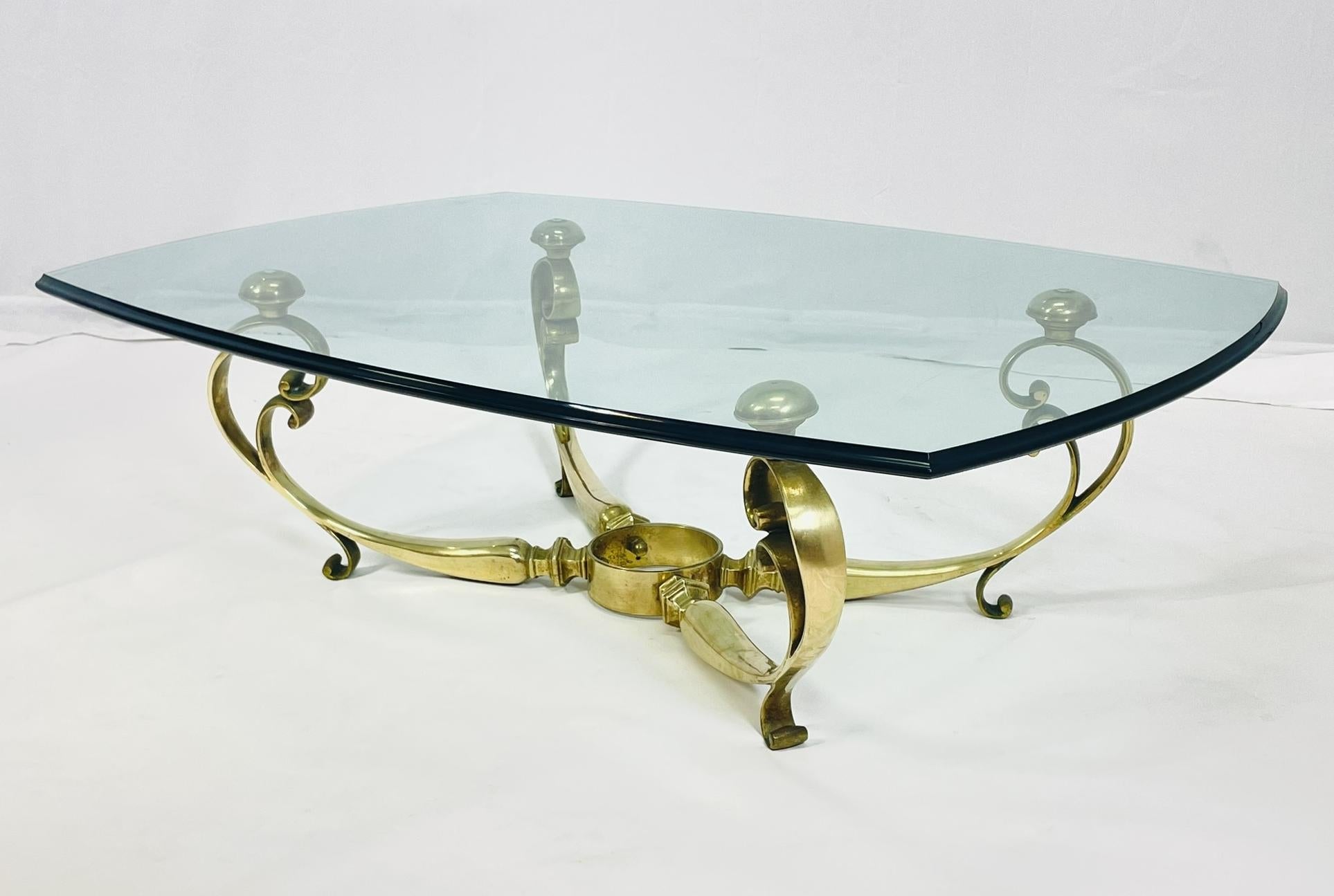 Table basse française avec base en laiton et plateau en verre, vers les années 1940 Bon état - En vente à Los Angeles, CA