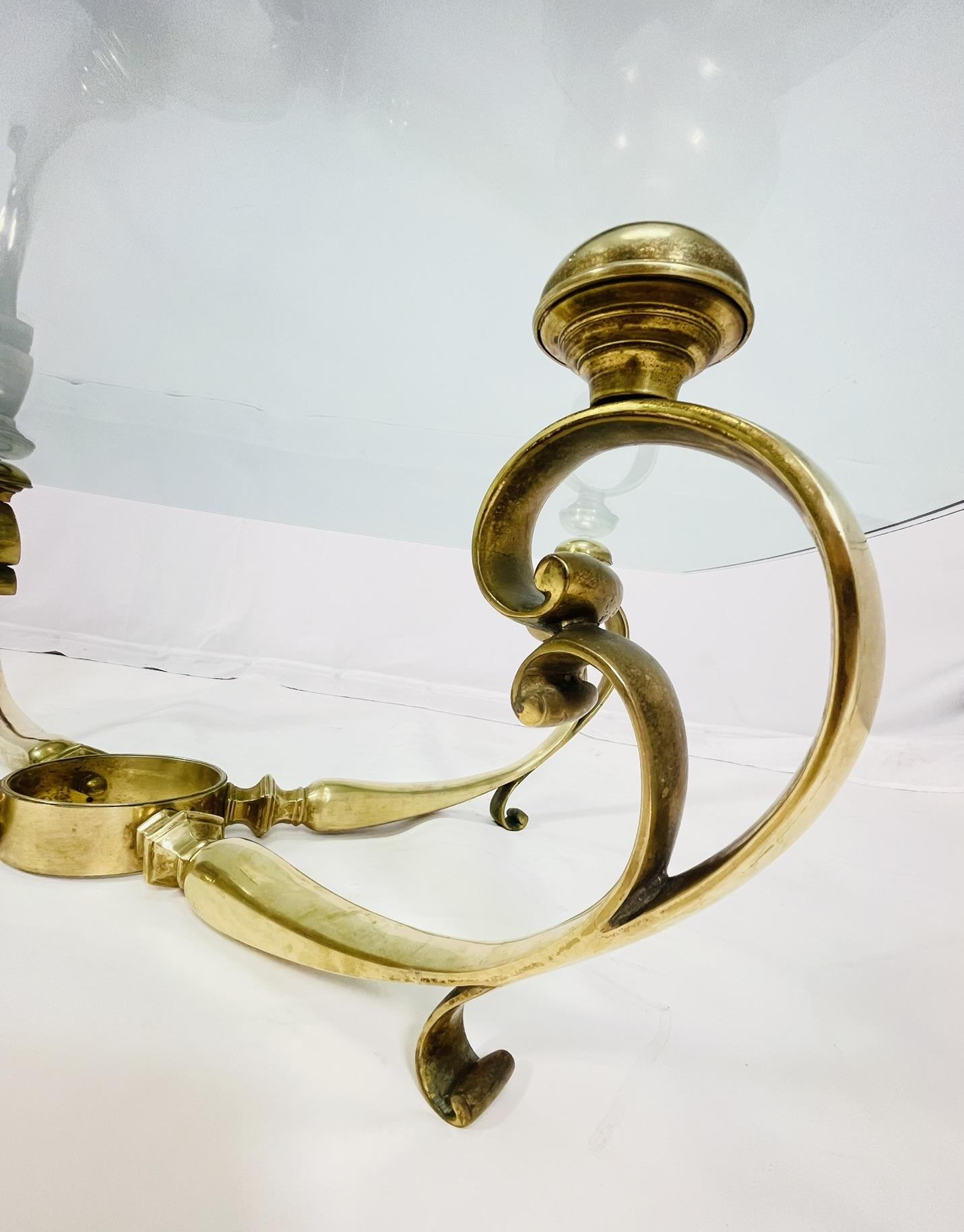 Milieu du XXe siècle Table basse française avec base en laiton et plateau en verre, vers les années 1940 en vente