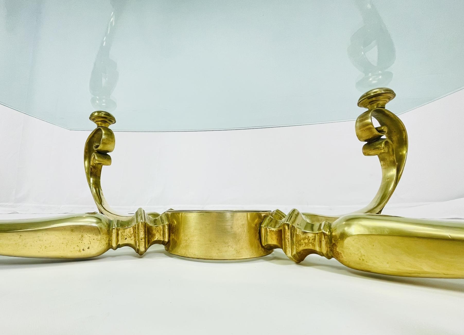 Laiton Table basse française avec base en laiton et plateau en verre, vers les années 1940 en vente