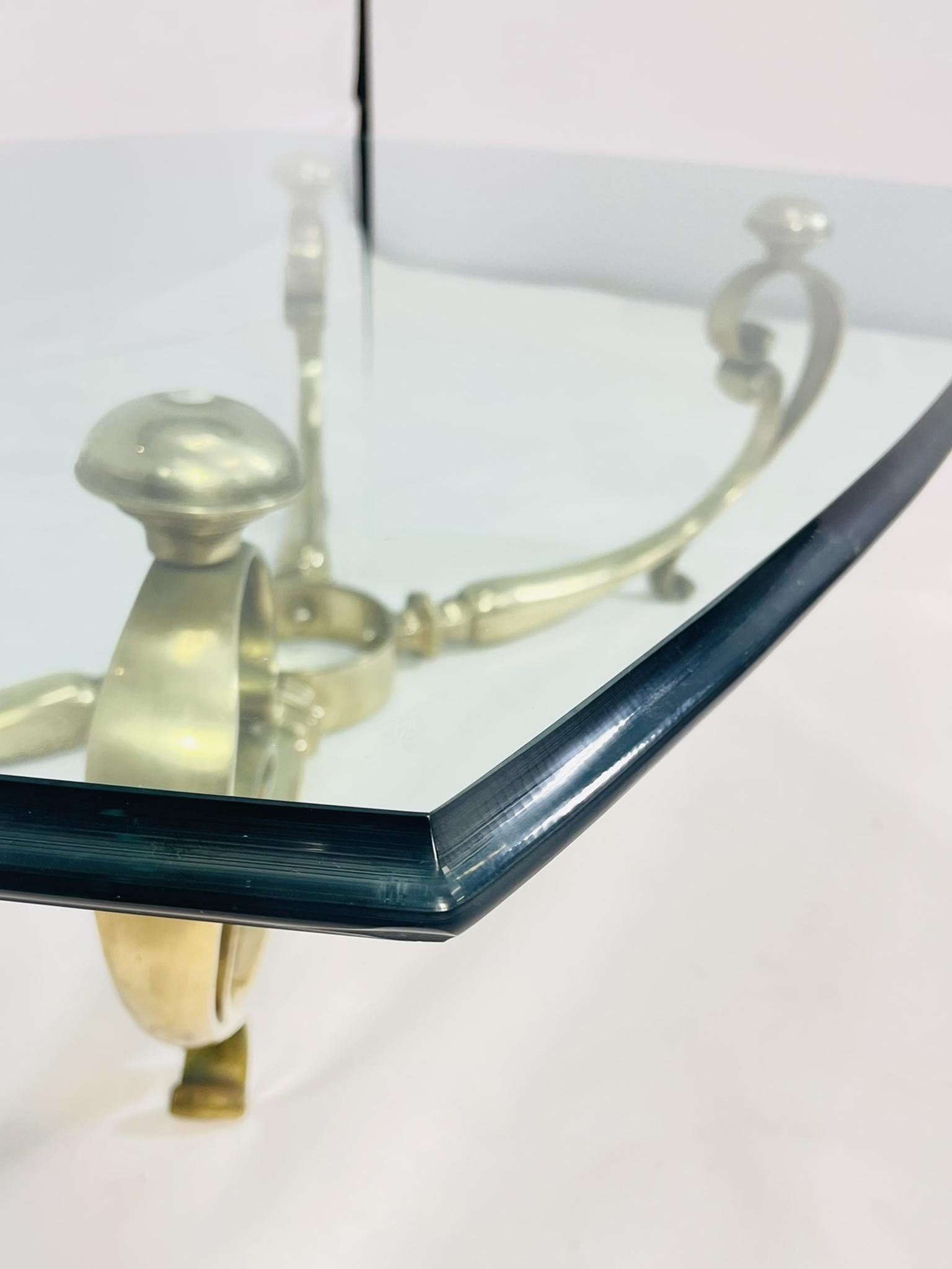 Table basse française avec base en laiton et plateau en verre, vers les années 1940 en vente 1