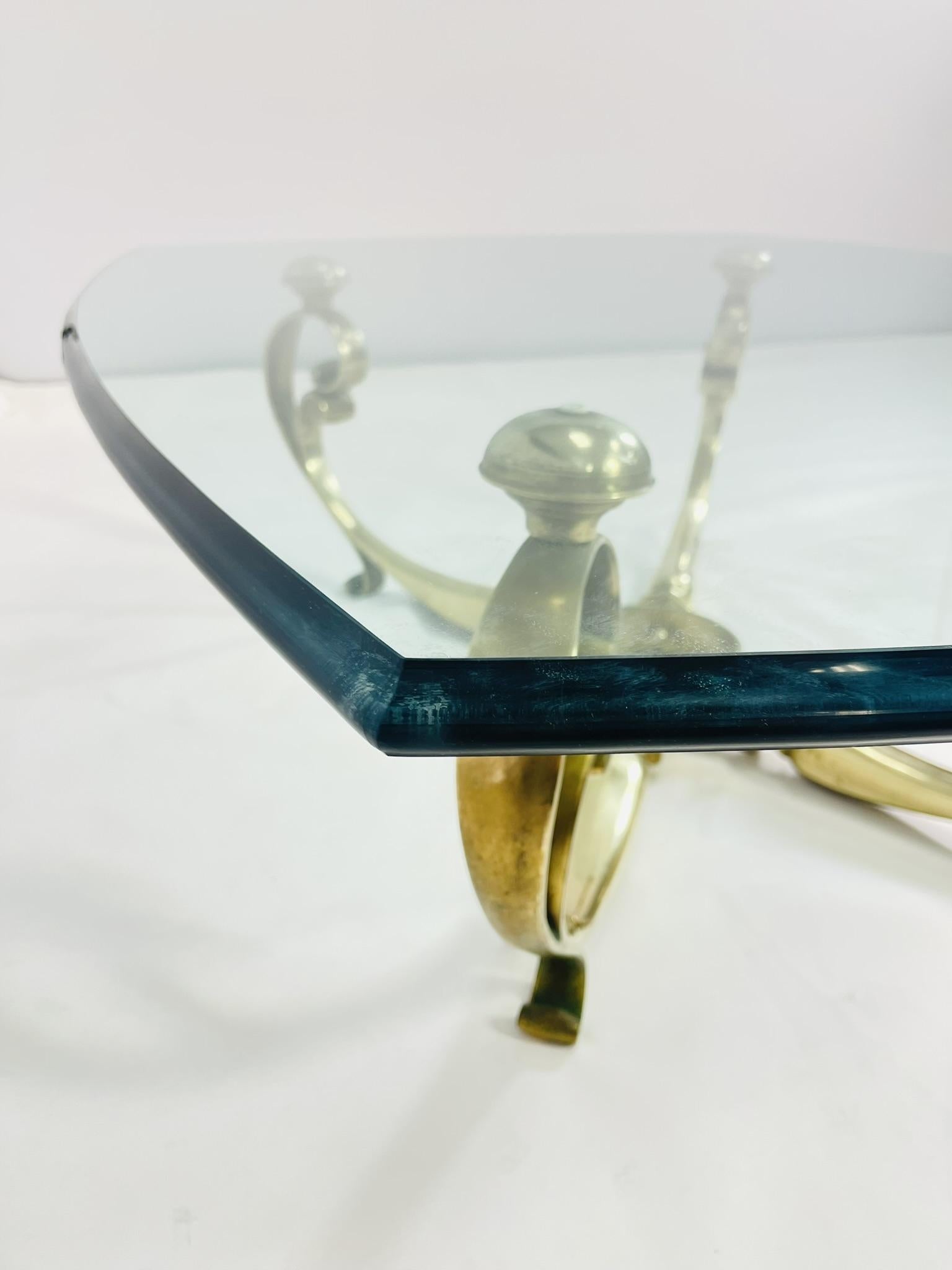 Table basse française avec base en laiton et plateau en verre, vers les années 1940 en vente 2