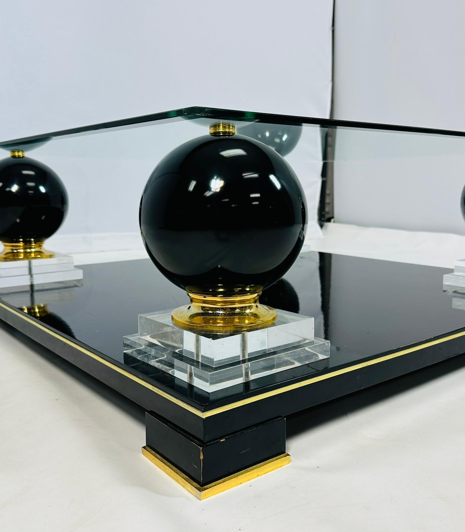 Table basse française avec accents en bronze dans le style de Roche Bobois en vente 8