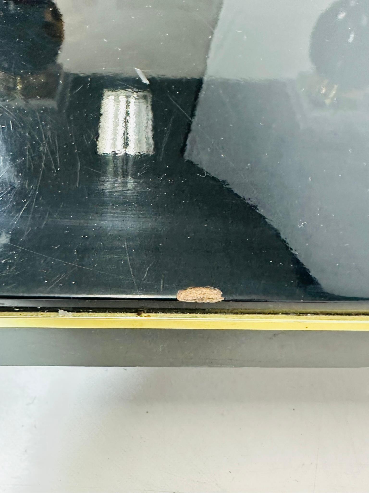 Table basse française avec accents en bronze dans le style de Roche Bobois en vente 12