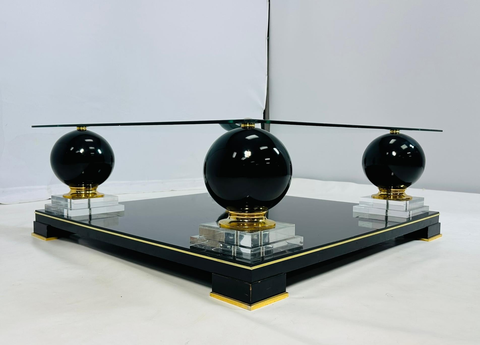 Table basse française avec accents en bronze dans le style de Roche Bobois État moyen - En vente à Los Angeles, CA