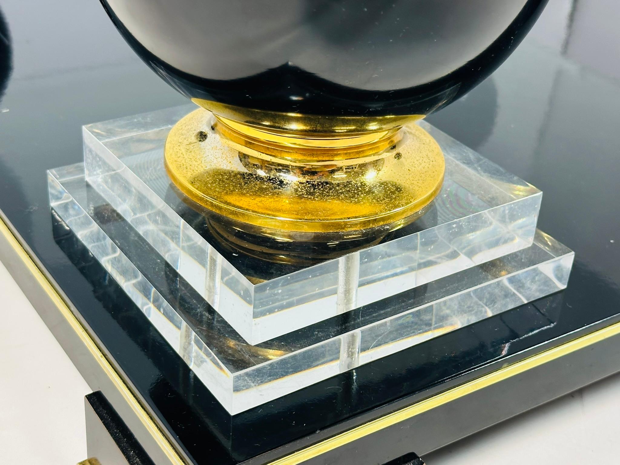 Table basse française avec accents en bronze dans le style de Roche Bobois en vente 1