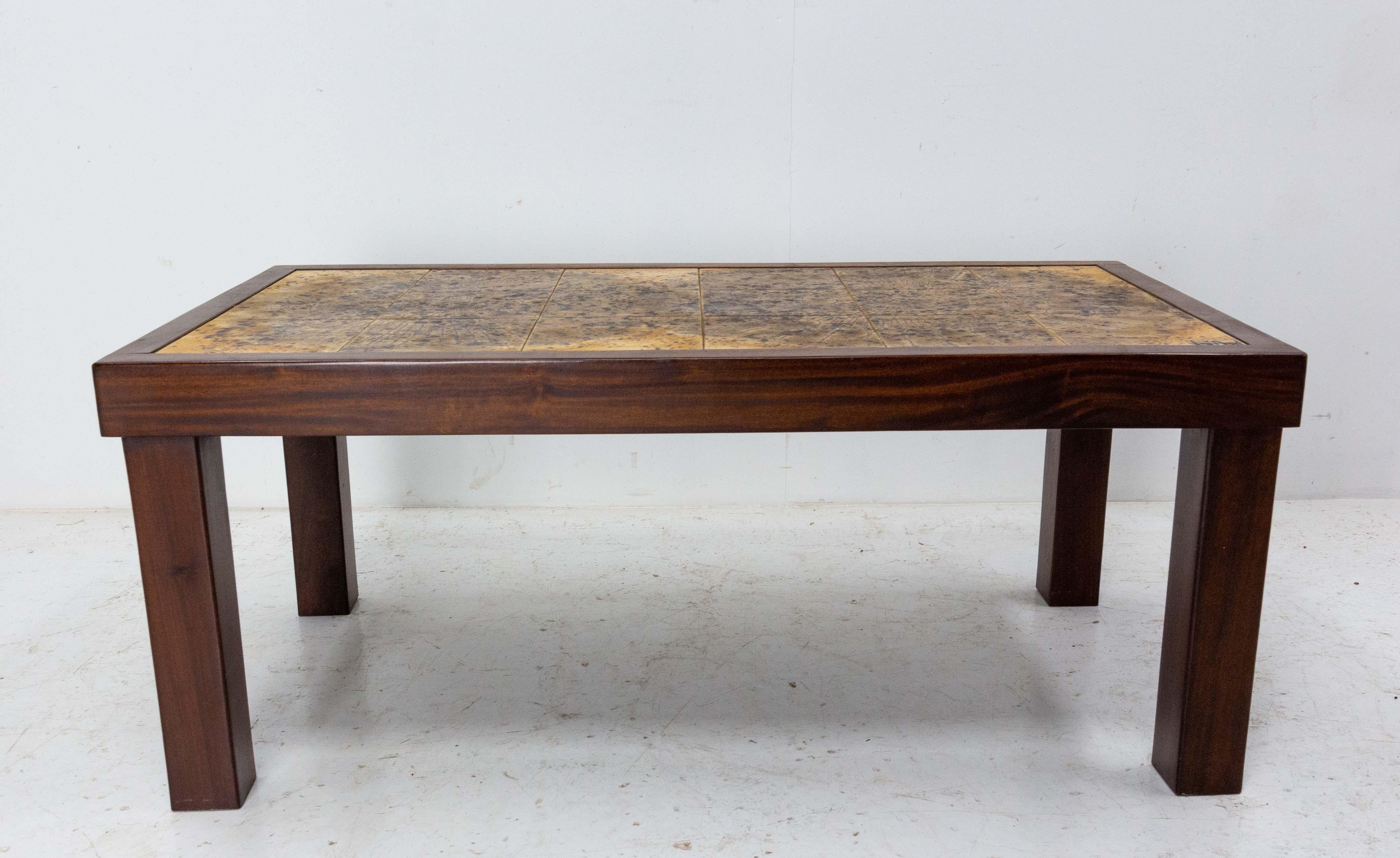 Tavolino da caffè moderno e vintage con piano in ceramica firmato Jean d'Asti e realizzato a Vallauris.
Telaio in legno naturale di Iroko
Francese, metà secolo
Buone condizioni vintage con i soliti segni d'uso.
 
Spedizione:
L97 P52 H41 16,3