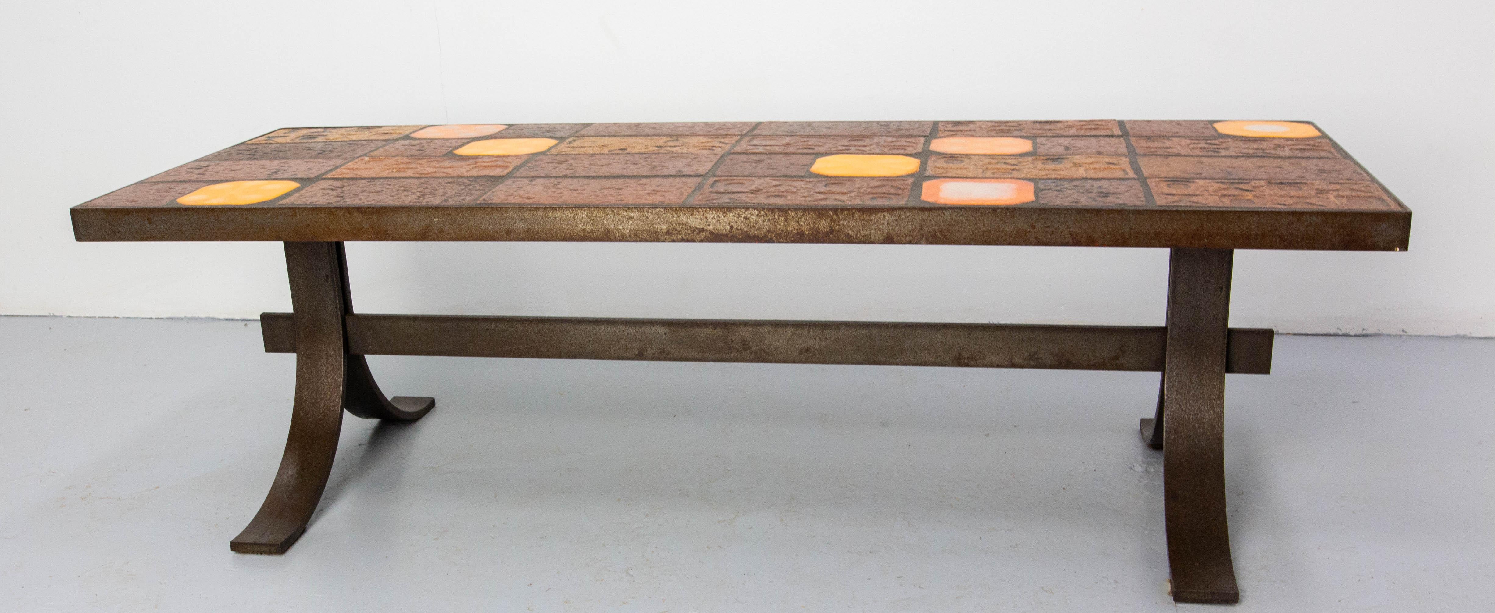 Coffee table with glazed faience and terracotta tiles top in the style of Roger Capron.
The contrast between the glossy, shiny appearance of the tiles and the sobriety of the terracotta tiles gives this table its personality.
French,