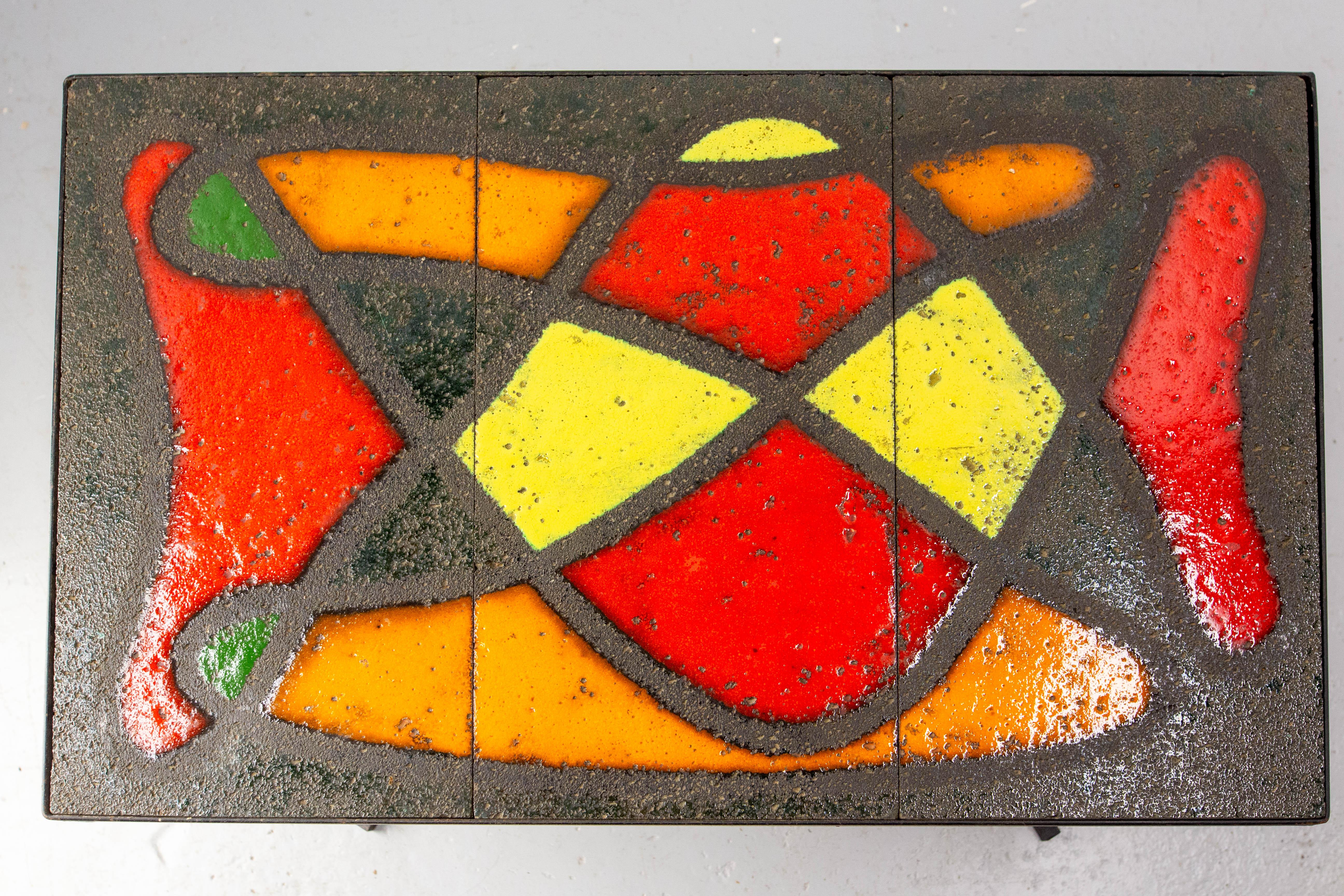 Table basse française en fer forgé et céramique émaillée, circa 1960 en vente 4