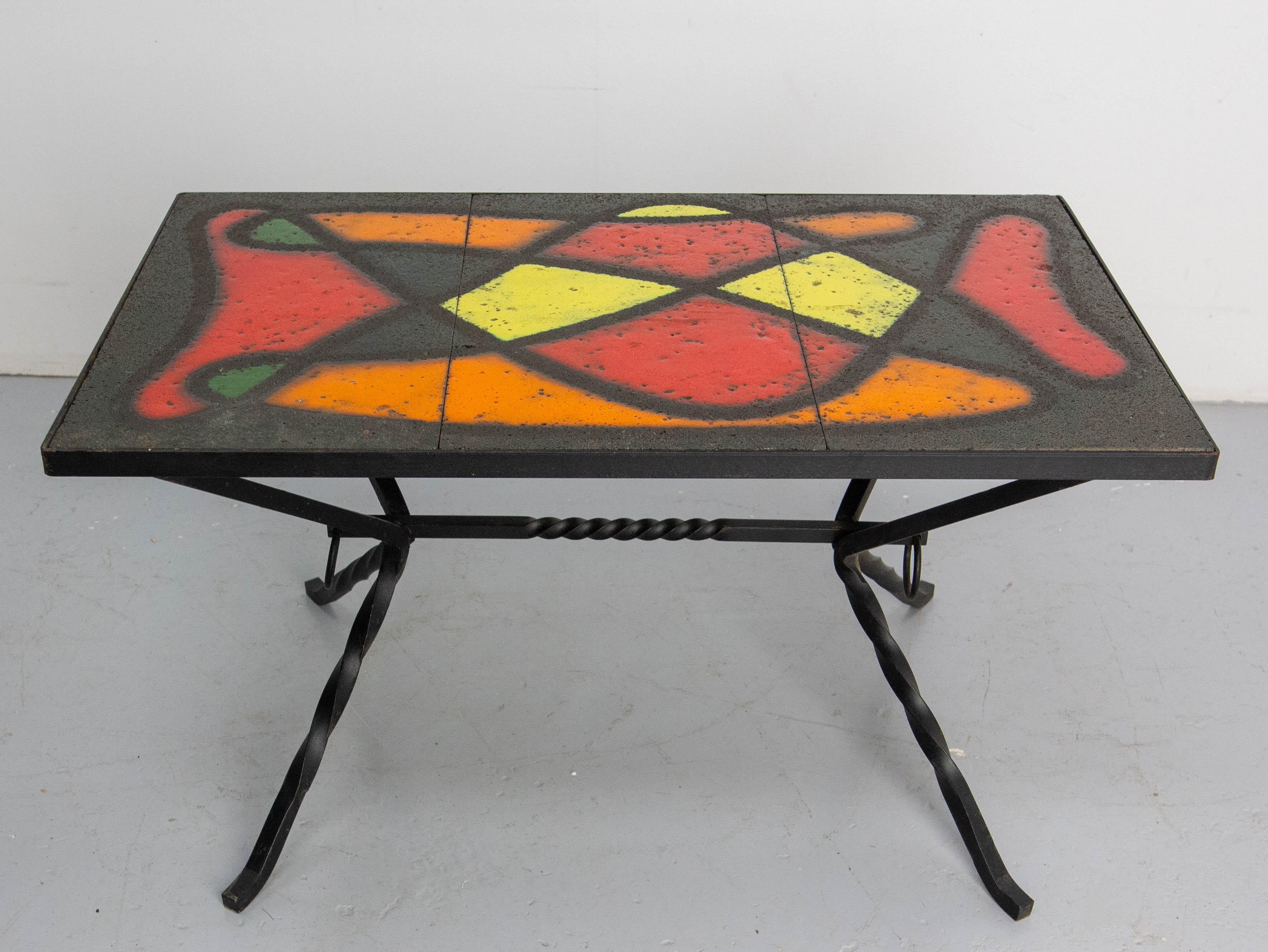 Table basse avec carreaux de lave émaillée. Certaines parties des carreaux sont émaillées, ce qui crée un contraste intéressant de matériaux et de couleurs.
Style typique des années 60.
Français, milieu du siècle
Céramique et fer forgé.

Bon état