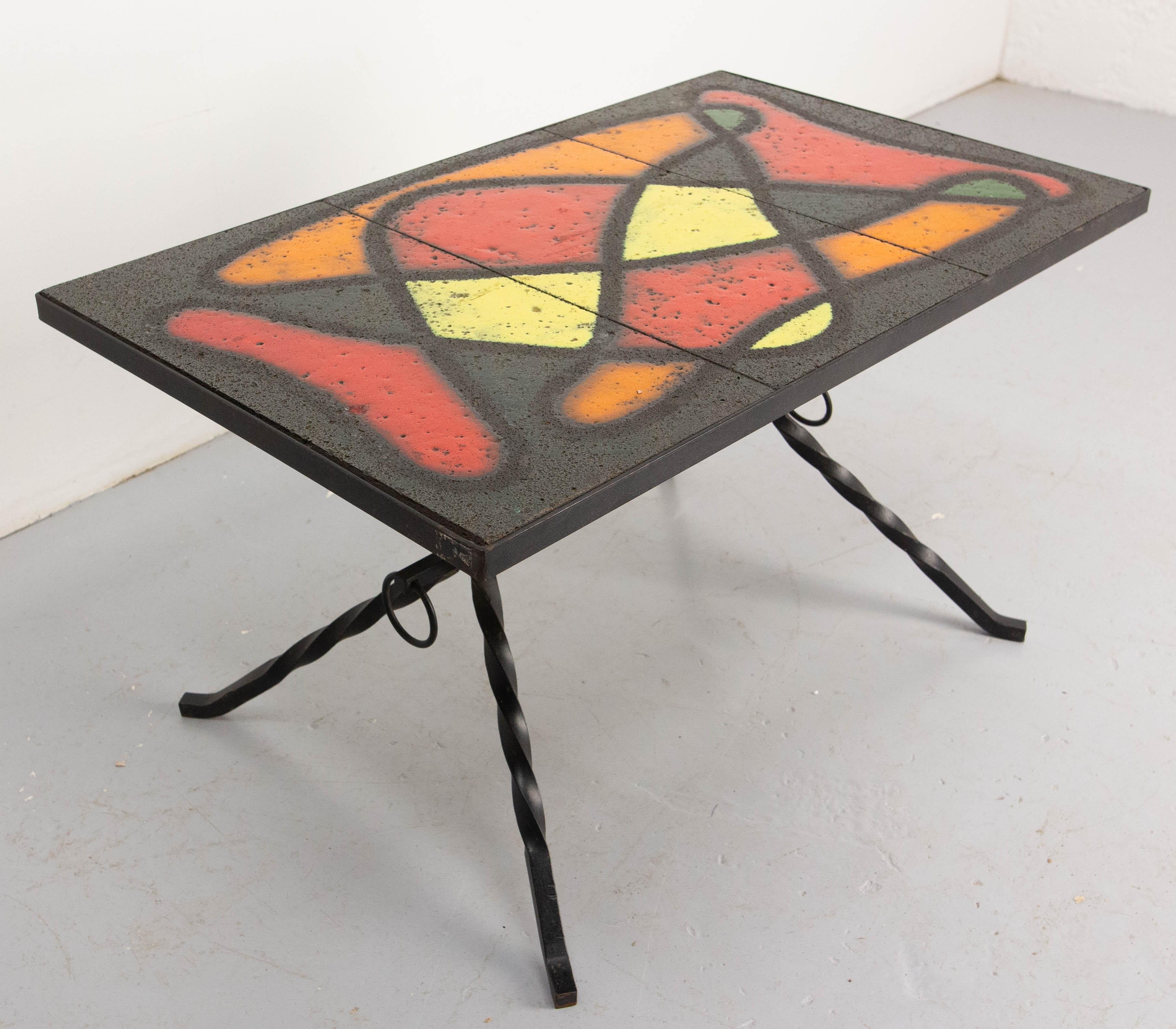 Mid-Century Modern Table basse française en fer forgé et céramique émaillée, circa 1960 en vente