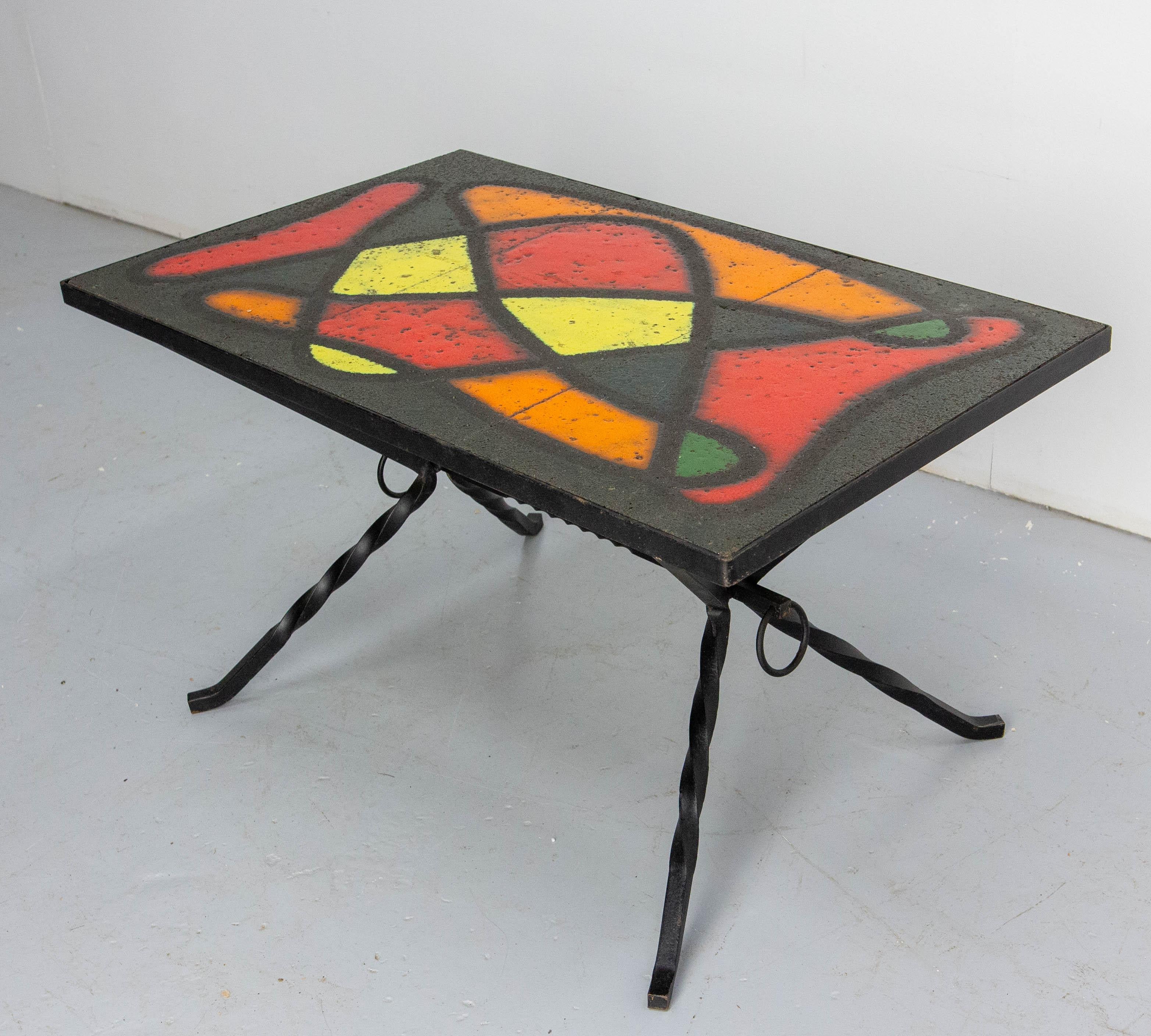 Français Table basse française en fer forgé et céramique émaillée, circa 1960 en vente
