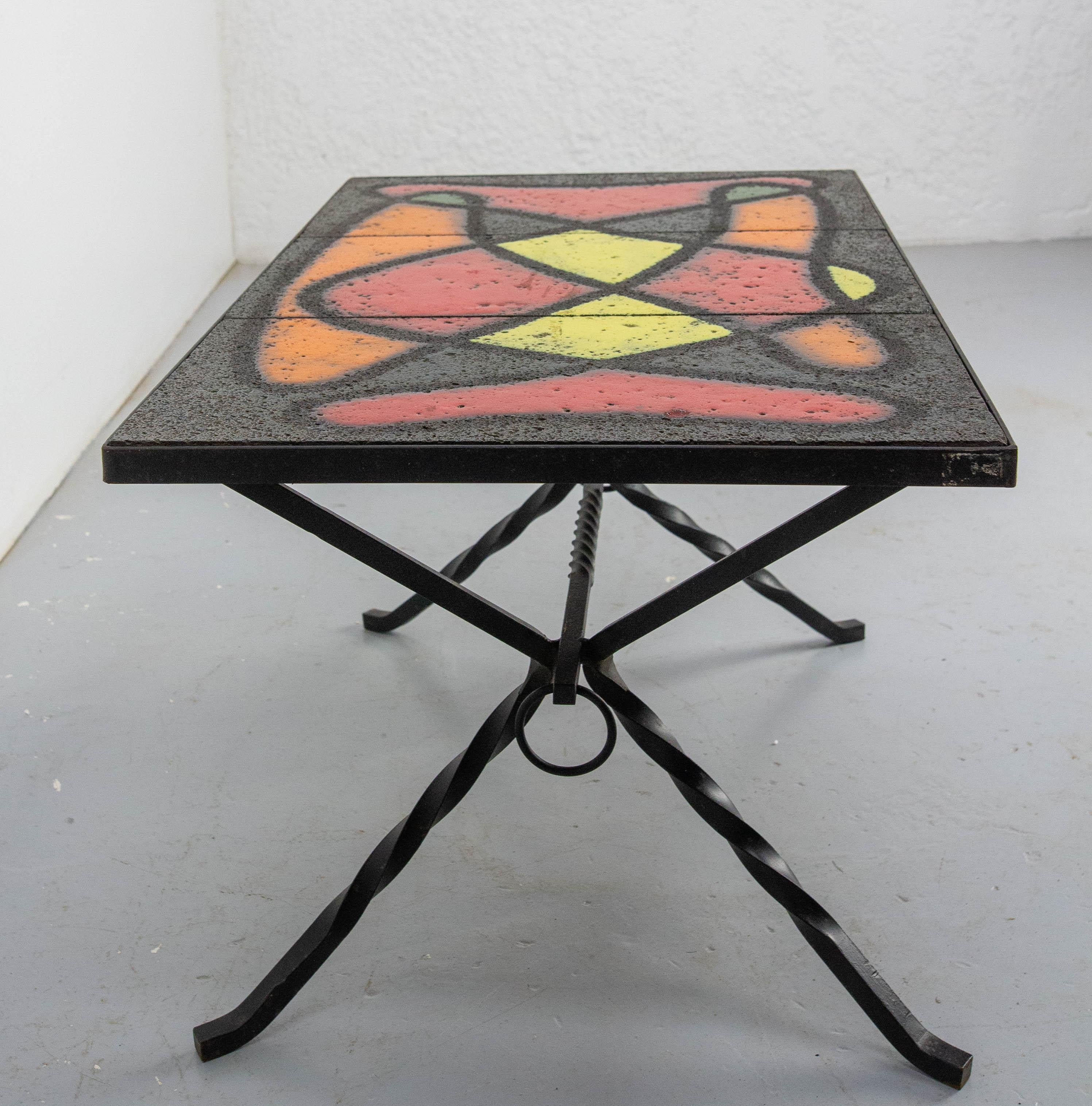 Table basse française en fer forgé et céramique émaillée, circa 1960 Bon état - En vente à Labrit, Landes