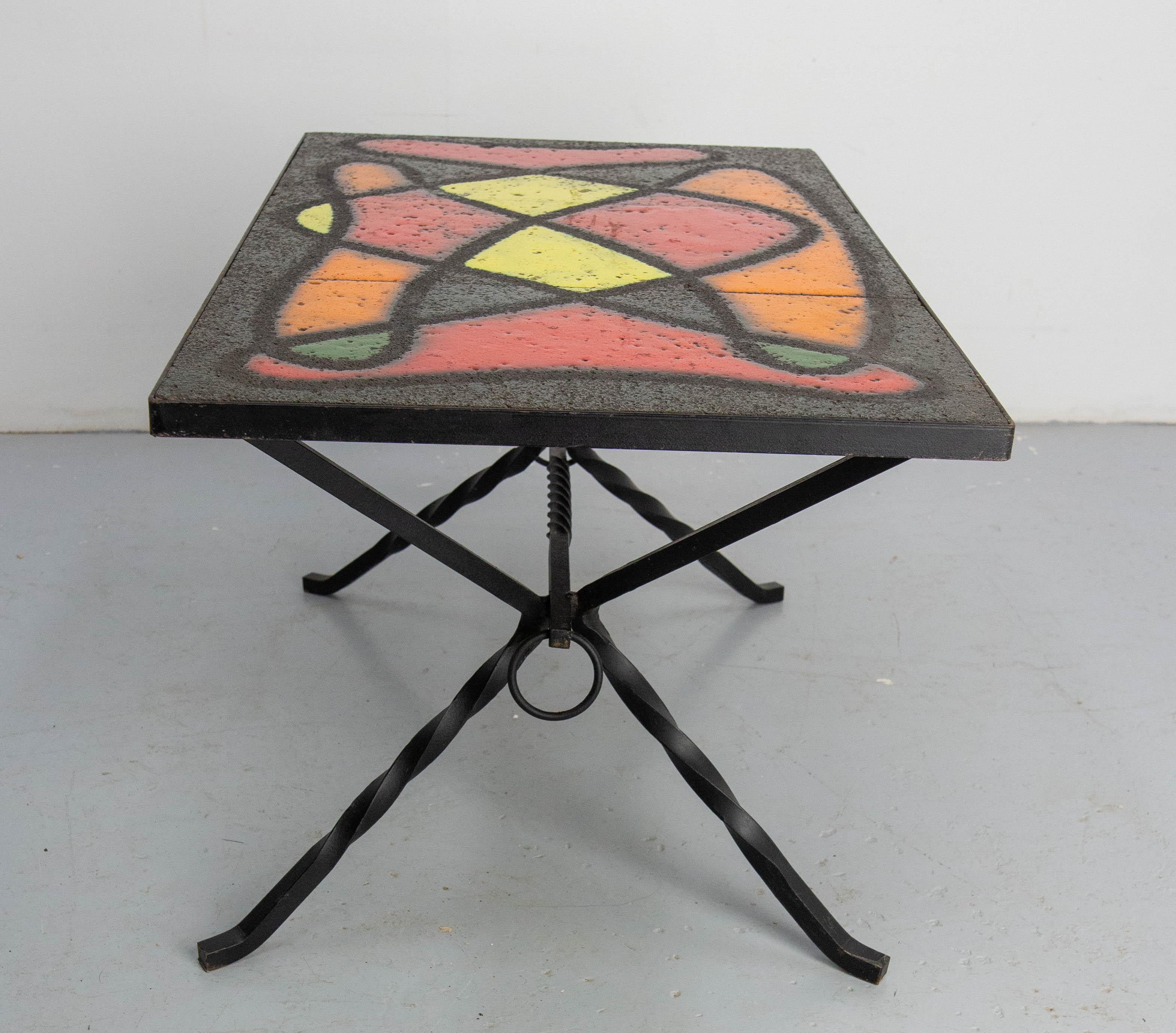 Fer forgé Table basse française en fer forgé et céramique émaillée, circa 1960 en vente