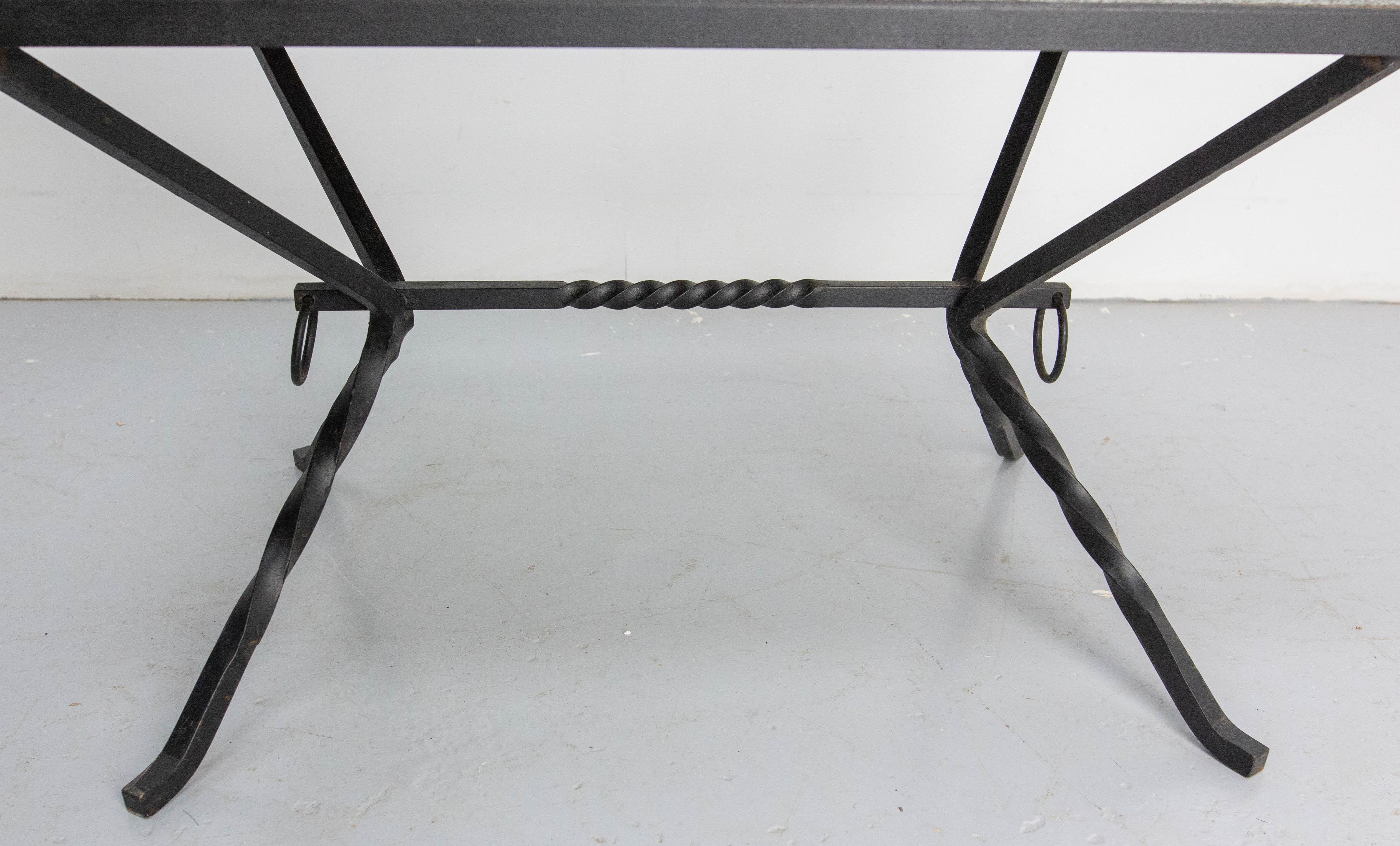 Table basse française en fer forgé et céramique émaillée, circa 1960 en vente 1