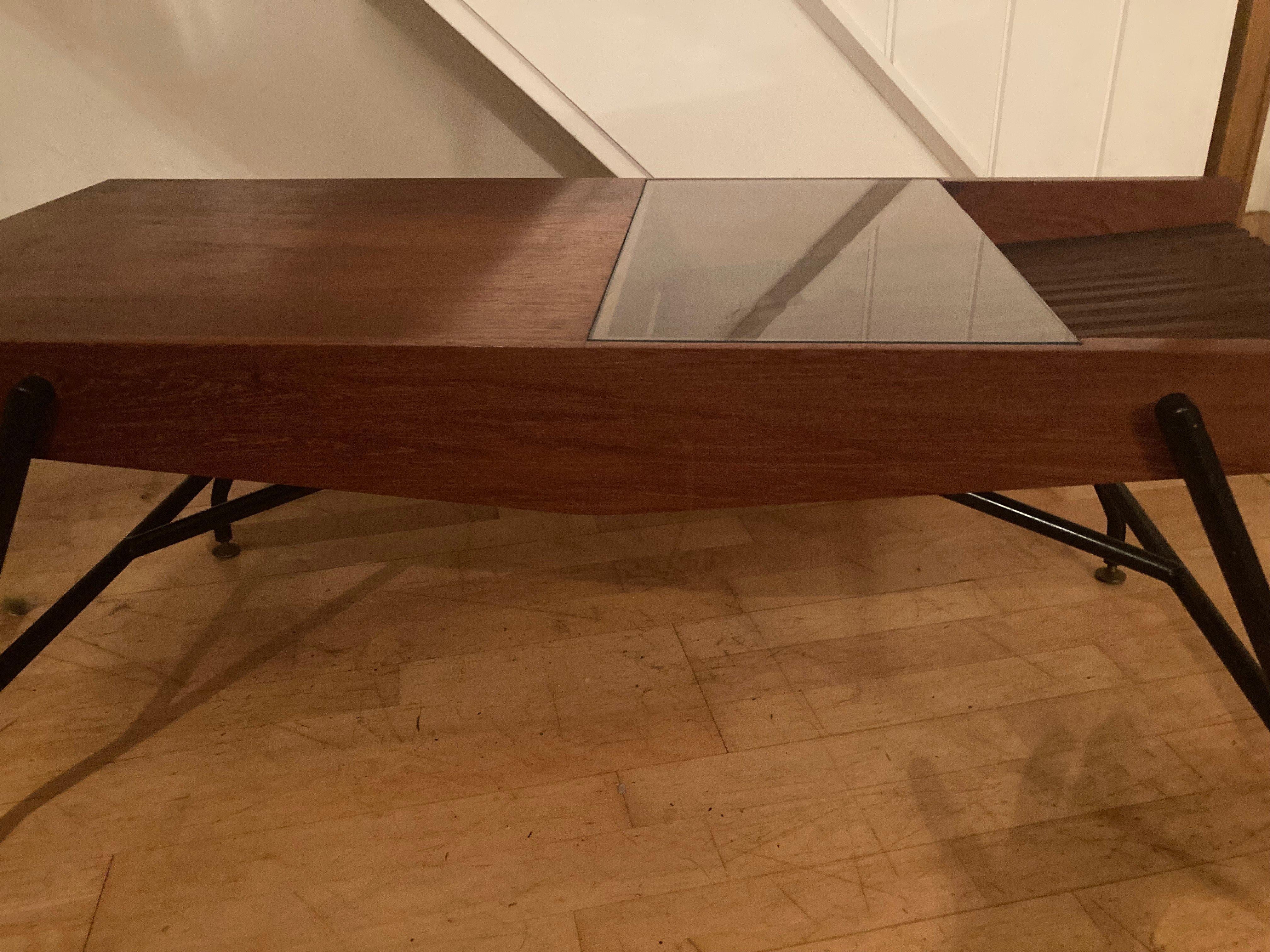 French coffeetable with newspaper shelf in the style of Jean Prouvé. 1940s. In Good Condition For Sale In Köln, NW