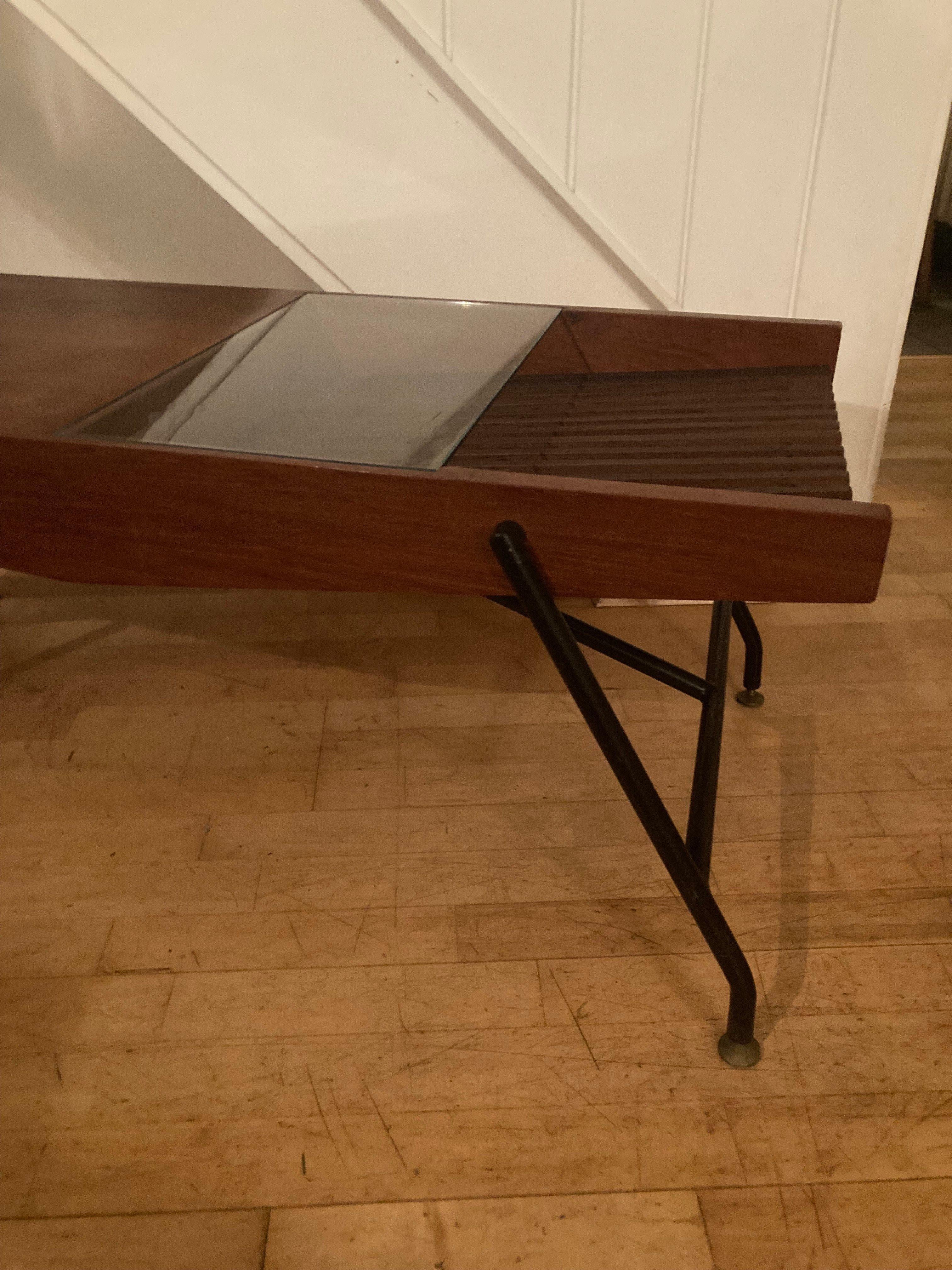 Mid-20th Century French coffeetable with newspaper shelf in the style of Jean Prouvé. 1940s. For Sale
