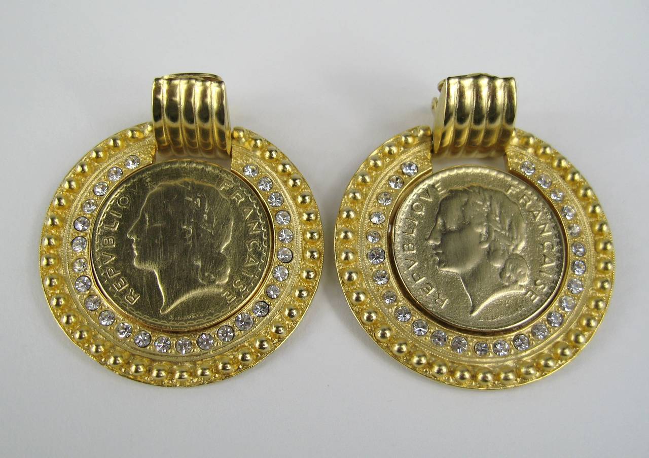 Nuovi, mai indossati Orecchini con monete in oro massiccio degli anni '80. Misura 2,26 pollici  da cima a fondo x 1,90 pollici di larghezza. Si tratta di un'enorme collezione di abiti firmati contemporanei, oltre a Hopi, Zuni, Navajo, Southwestern,