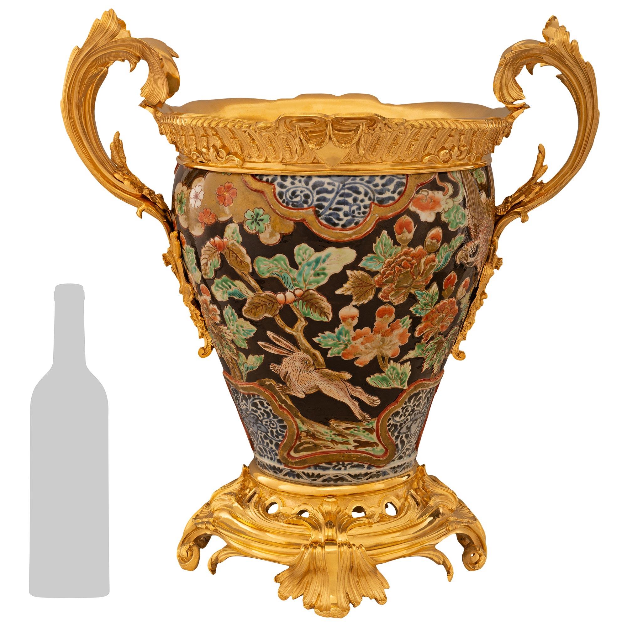 Un'urna in porcellana di Satsuma e ormolu del XIX secolo, splendida e molto decorativa, di collaborazione giapponese e francese. Quest'urna finemente dettagliata è sollevata da una base in Ormolu decorata a fogliame traforato e sostenuta da quattro