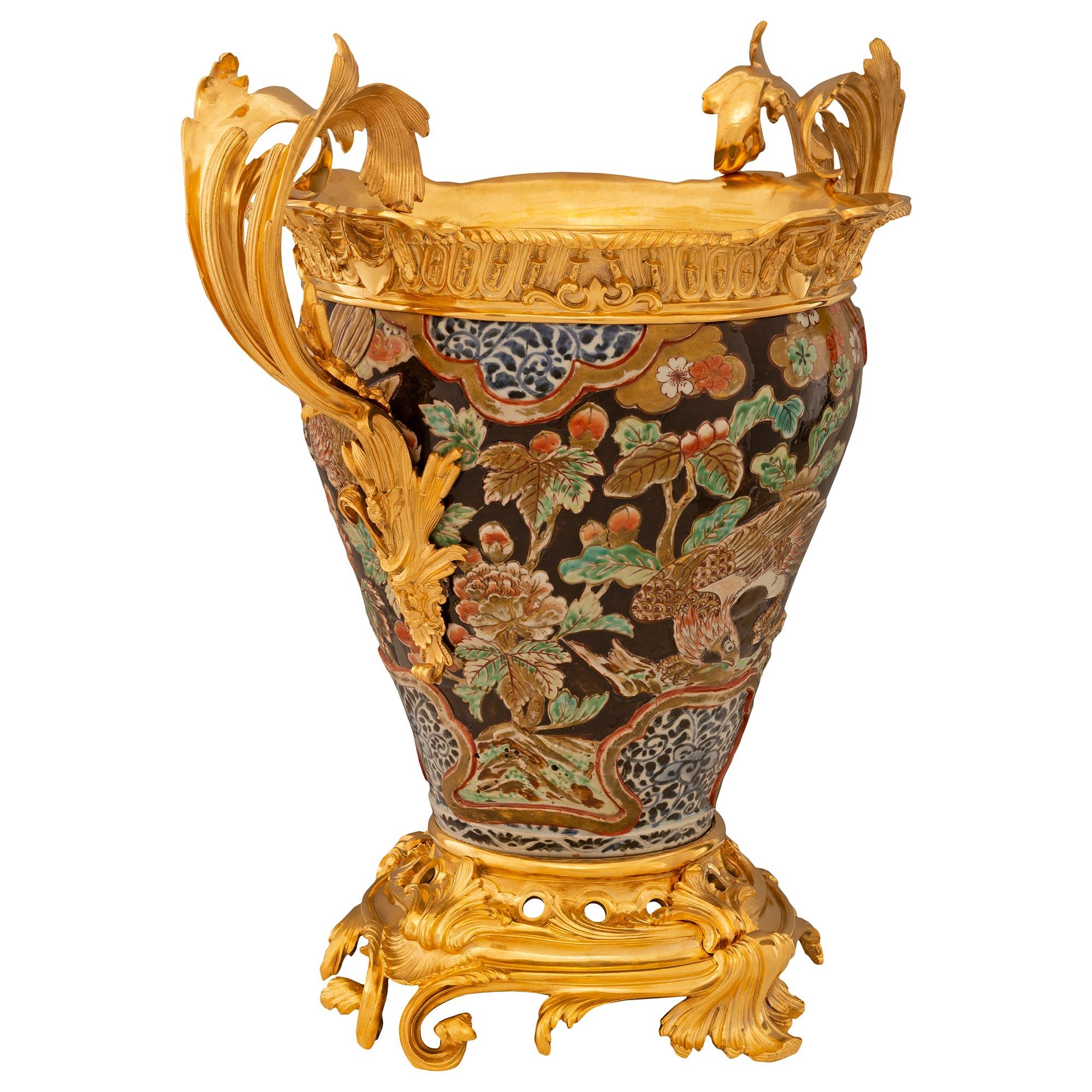 Francese Collaborazione francese del XIX secolo Porcellana Satsuma e Ormolu Luigi XV in vendita