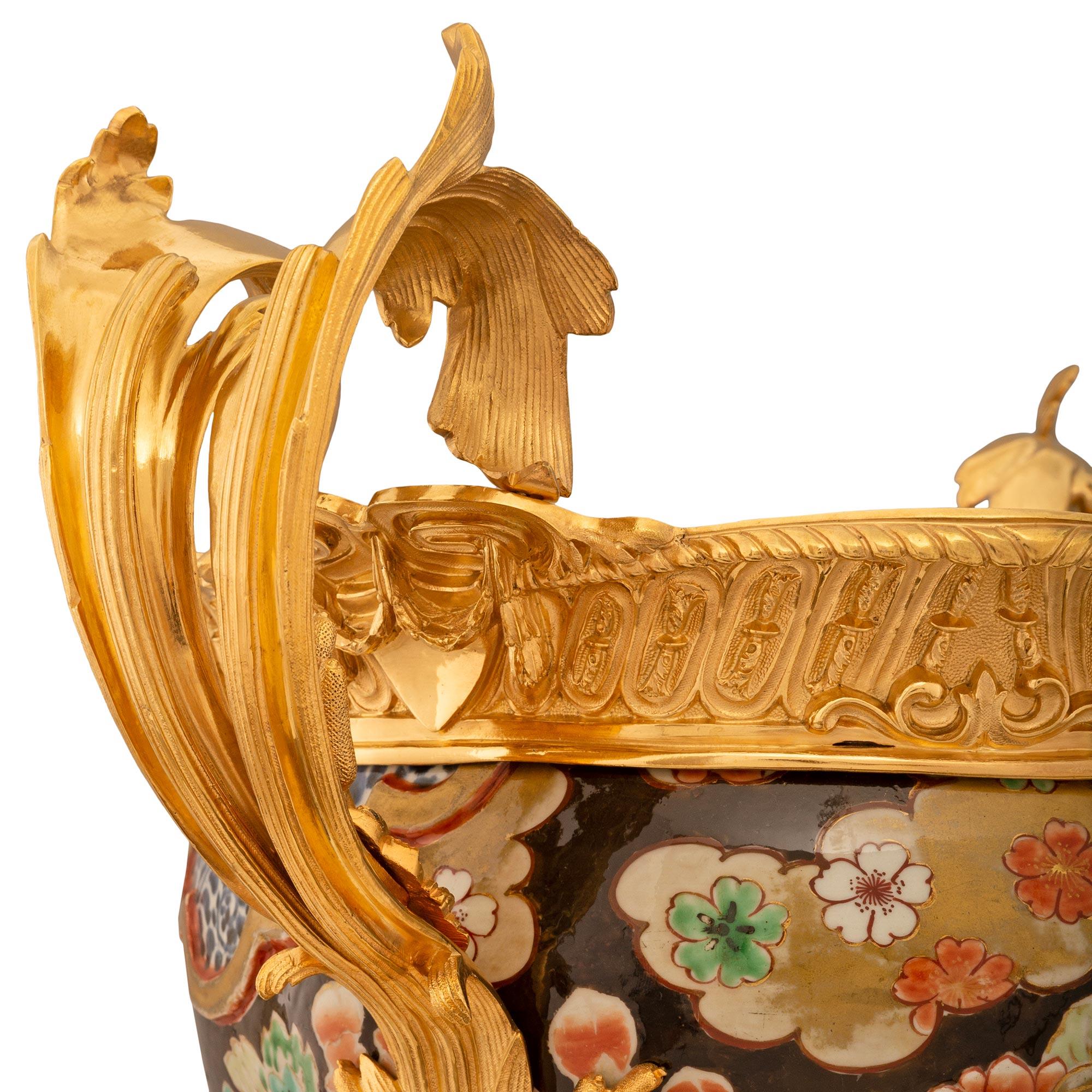 Collaborazione francese del XIX secolo Porcellana Satsuma e Ormolu Luigi XV in vendita 1