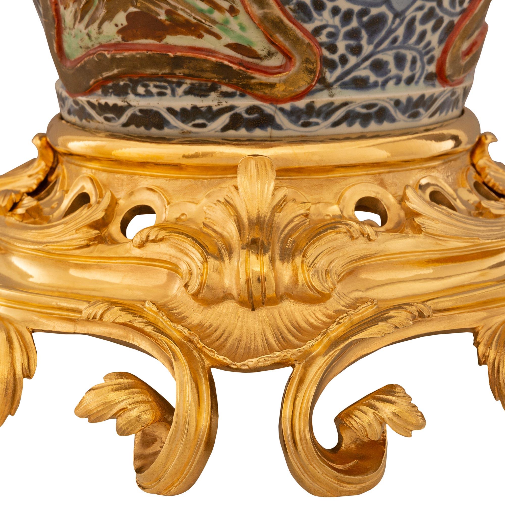Collaborazione francese del XIX secolo Porcellana Satsuma e Ormolu Luigi XV in vendita 5