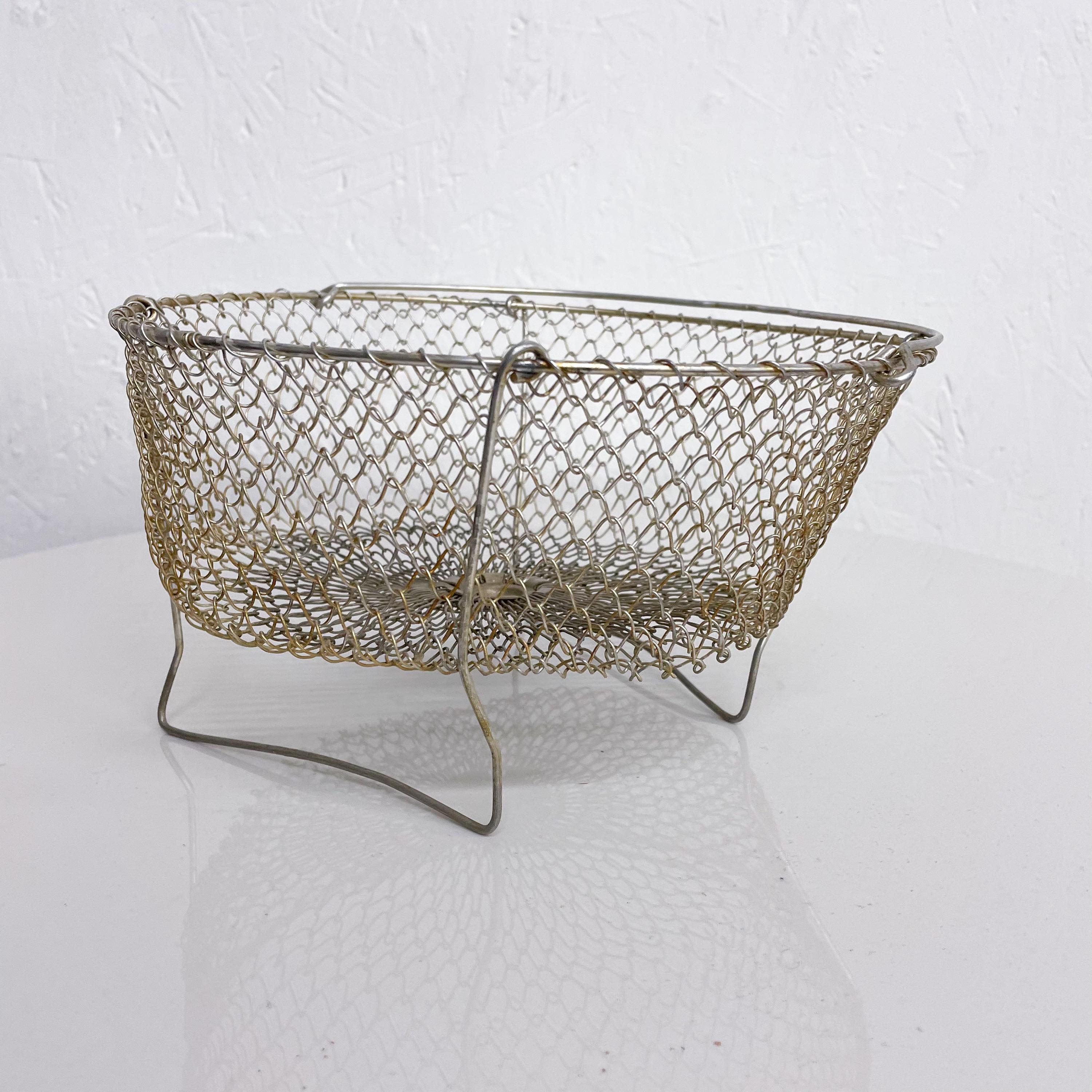 Made in France Wire Egg Basket Stand mit Hand Carry Handle:: Midcentury Französisch Modern
Korb entworfen:: um auch hängen. Aufbewahrungsstück für die Küche. Leicht in der Hand zu tragen. 
Maßnahmen: 9.5 Durchmesser x 5 Höhe
Vintage originaler