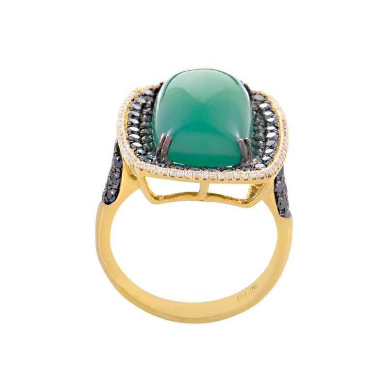 A compelling contrast of stones rests confidently on the shoulders of this 18K yellow gold ring. The crowning achievement is a concise perimeter of 1.06ct diamonds brimming with green agate.
