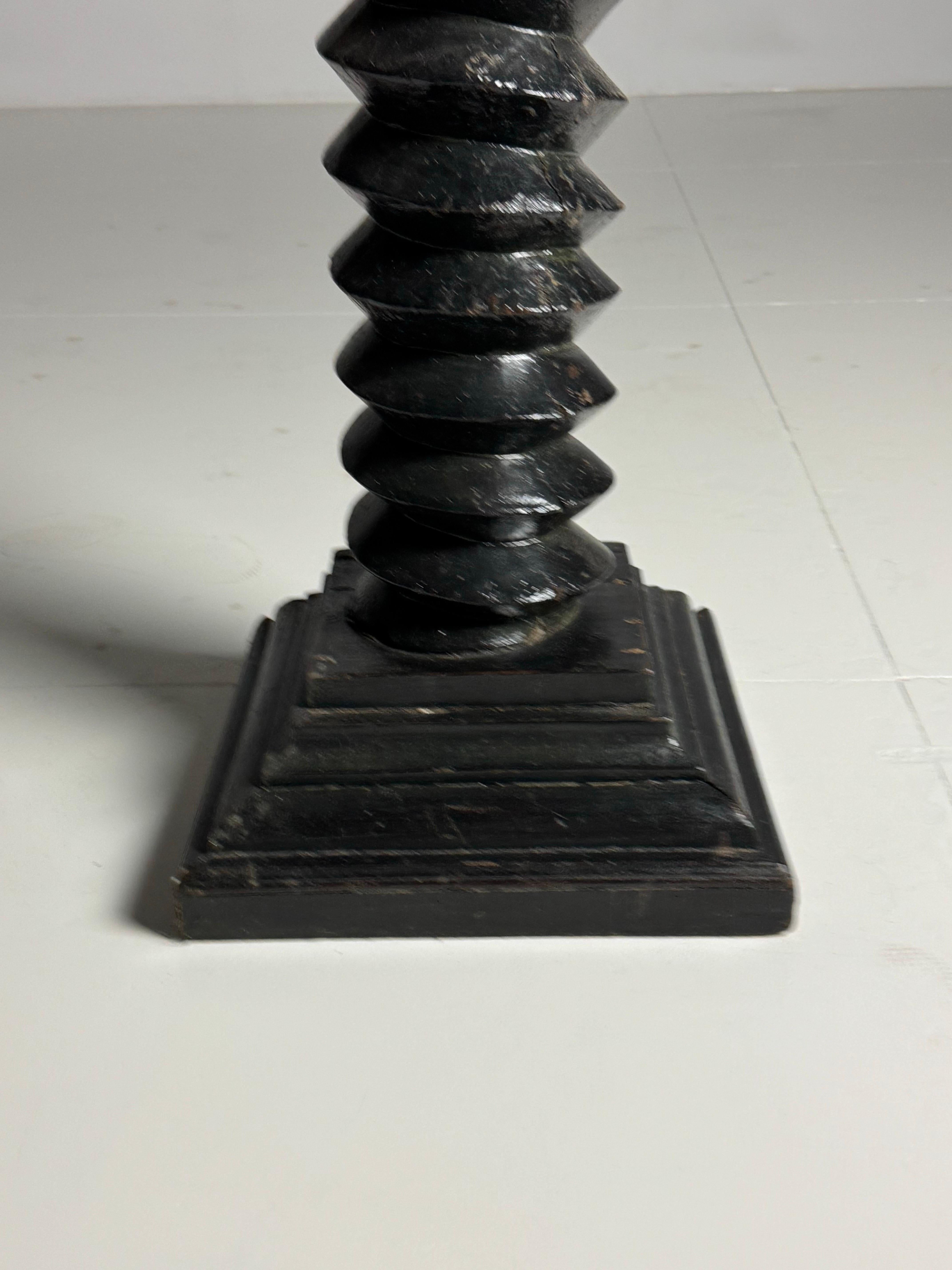 Vis française / presse à utiliser comme colonne / socle. Couleur noire. Français, début du 20e siècle

38 x 38 x 115H