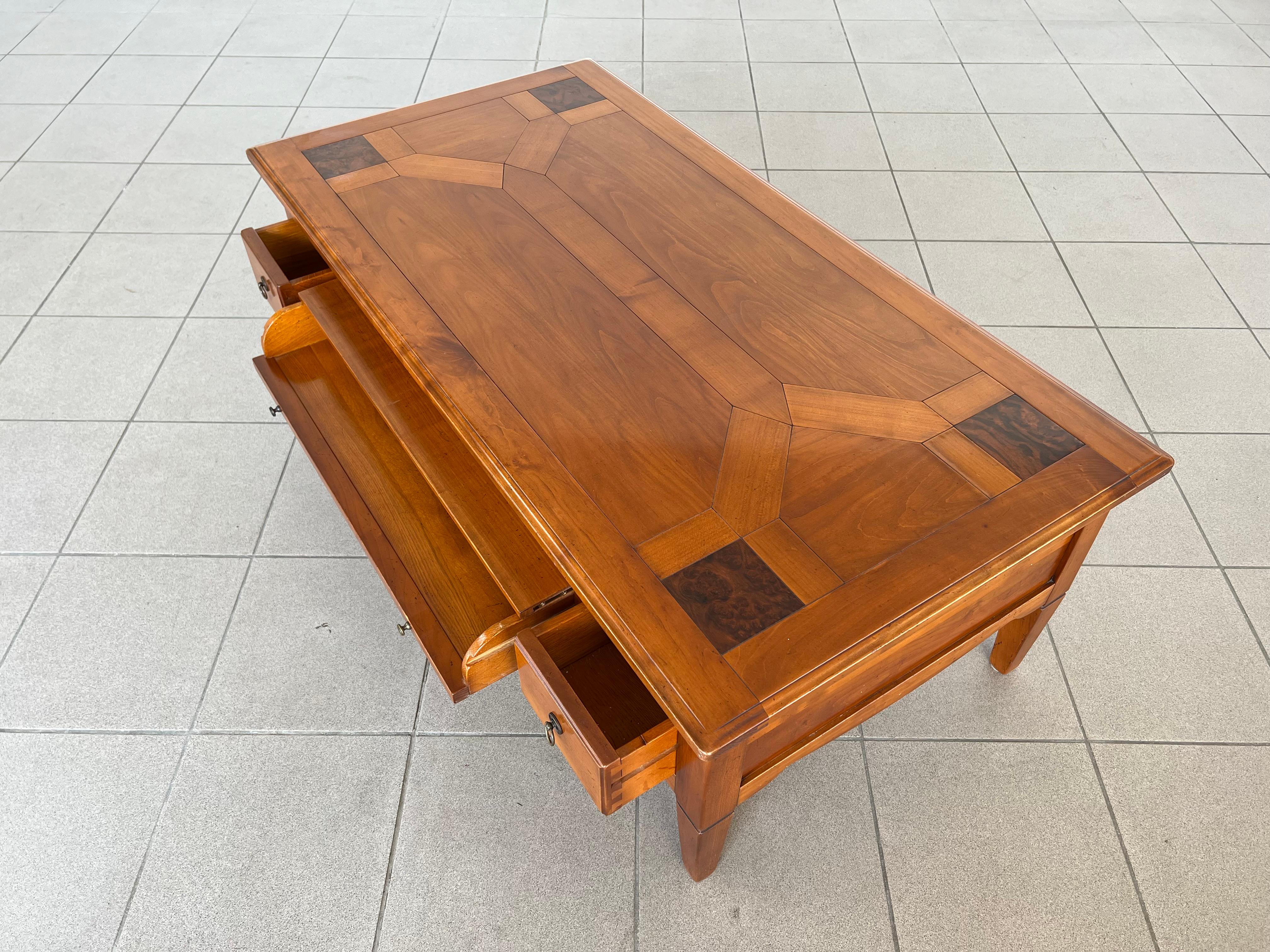 Table basse de style colonial français mi-siècle moderne avec tiroirs en vente 3