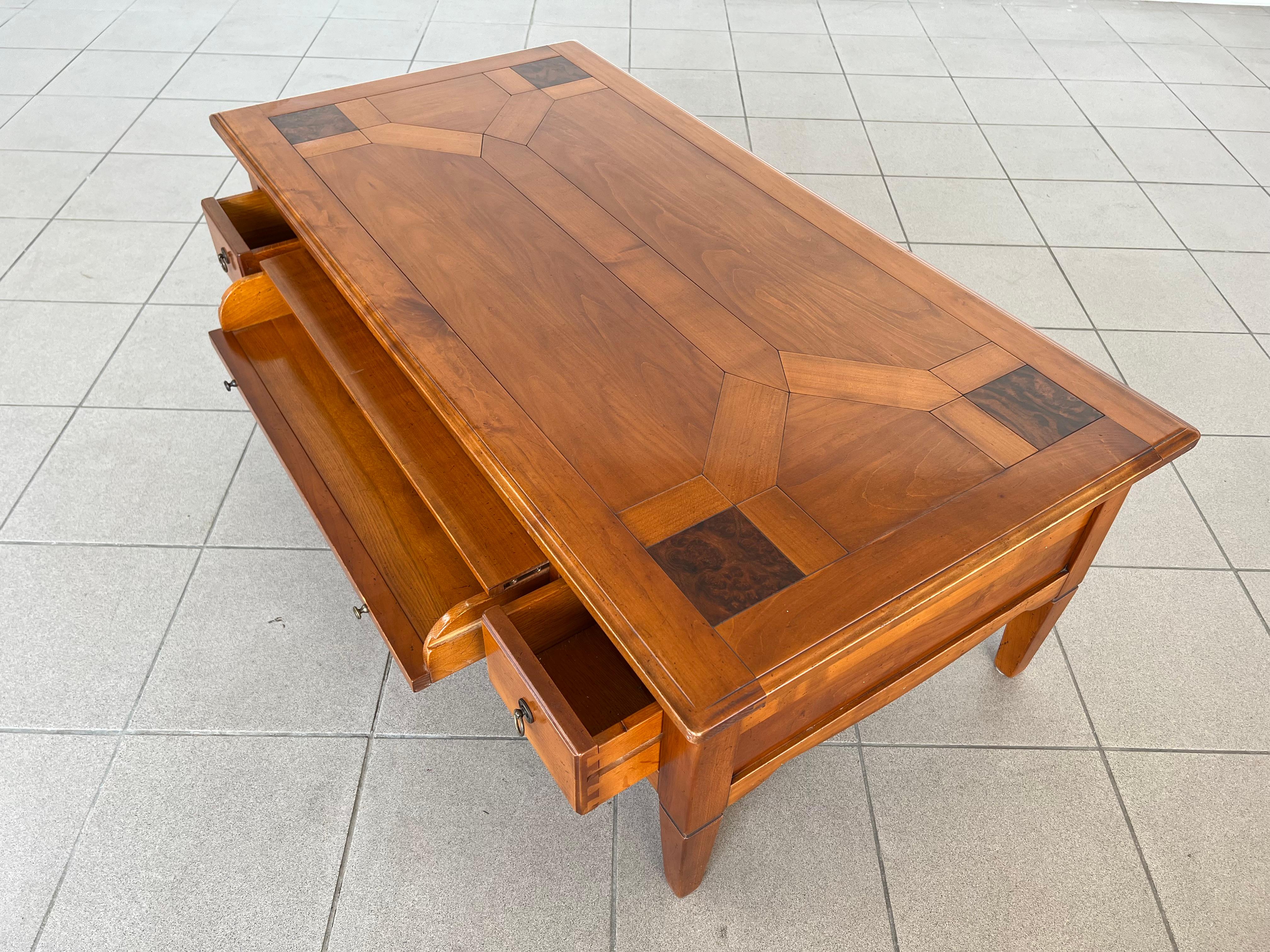 Table basse de style colonial français mi-siècle moderne avec tiroirs en vente 4