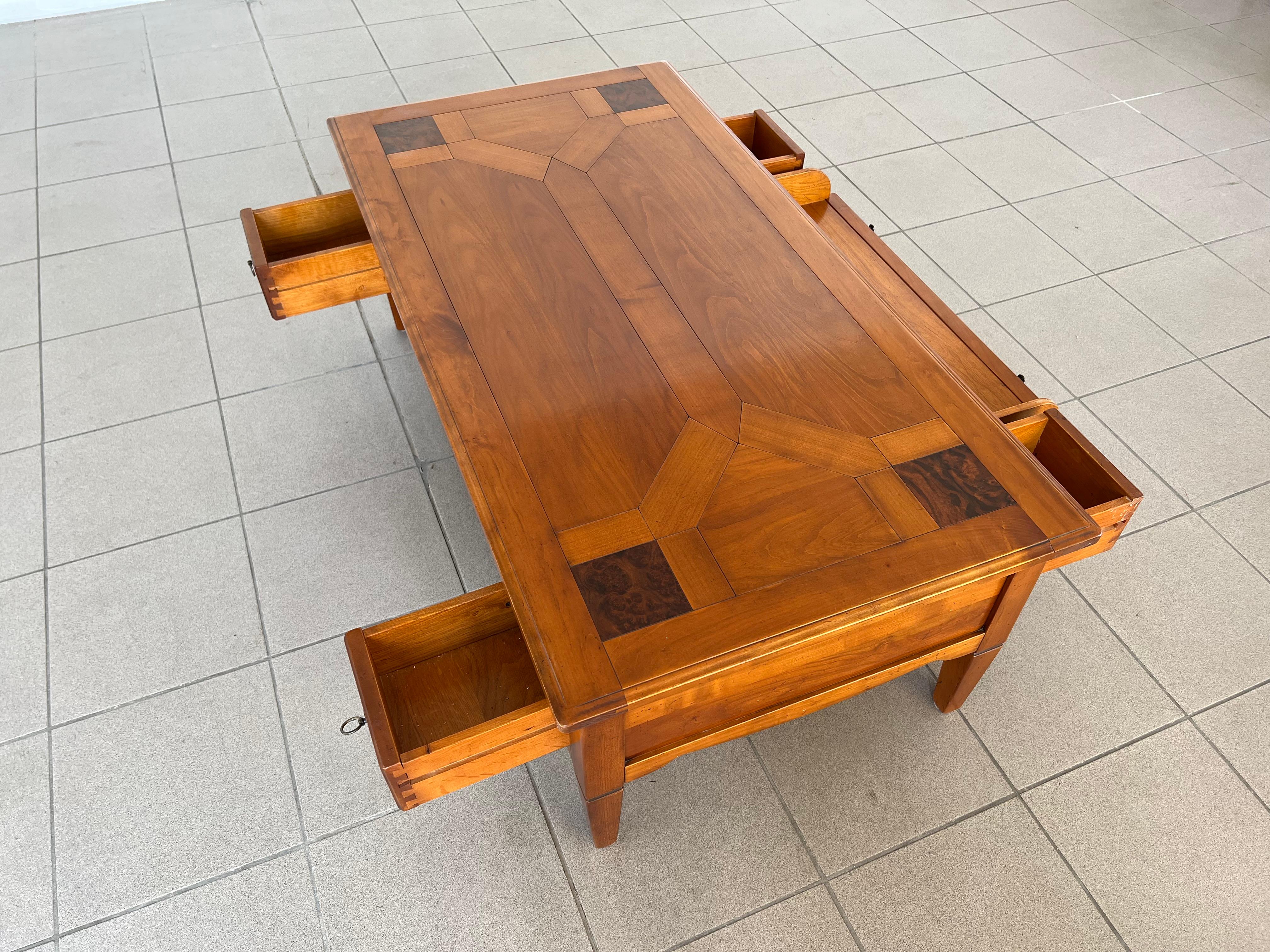 Table basse de style colonial français mi-siècle moderne avec tiroirs en vente 5