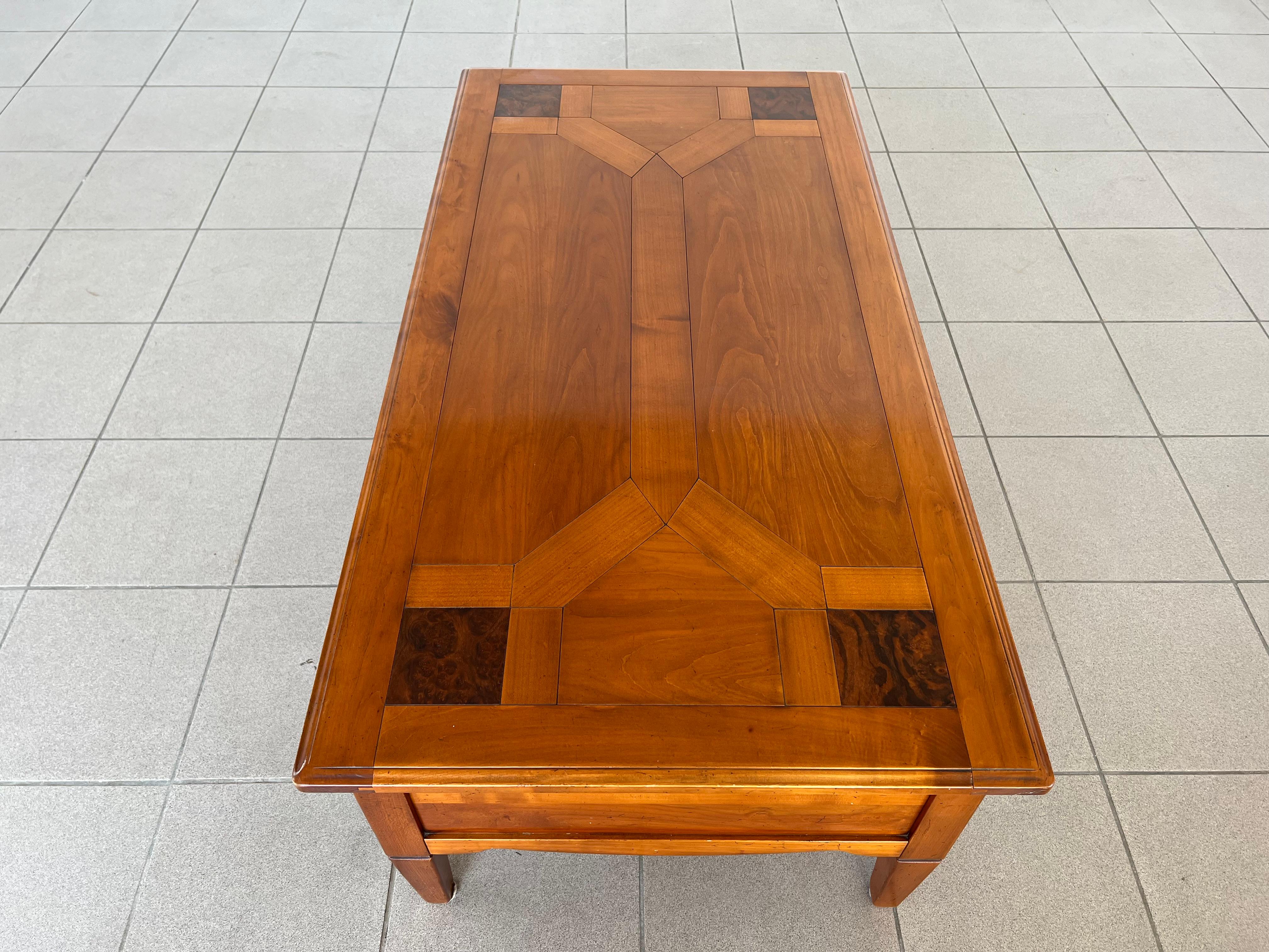Table basse de style colonial français mi-siècle moderne avec tiroirs 10