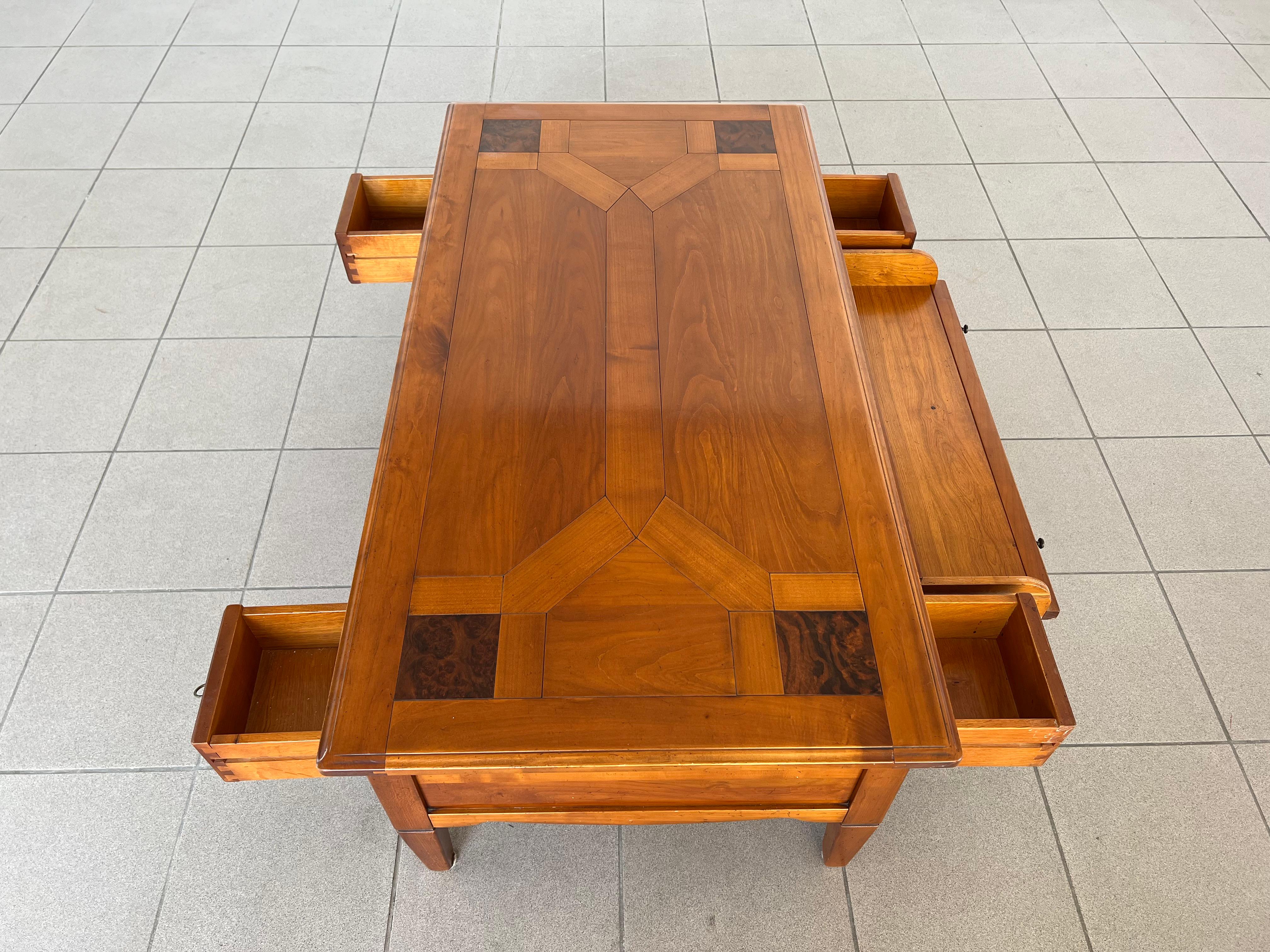 Table basse de style colonial français mi-siècle moderne avec tiroirs en vente 11