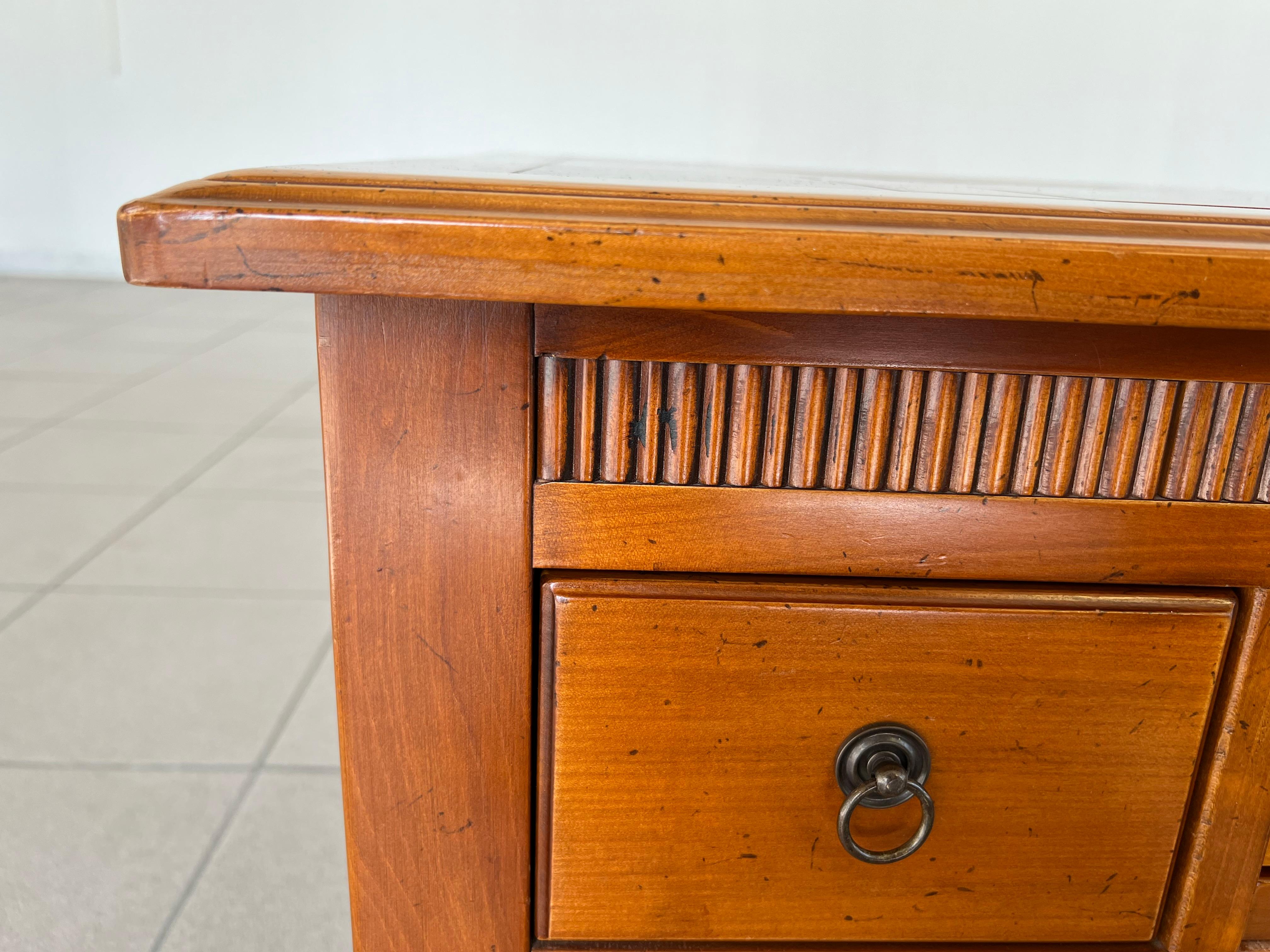Néocolonial Table basse de style colonial français mi-siècle moderne avec tiroirs en vente
