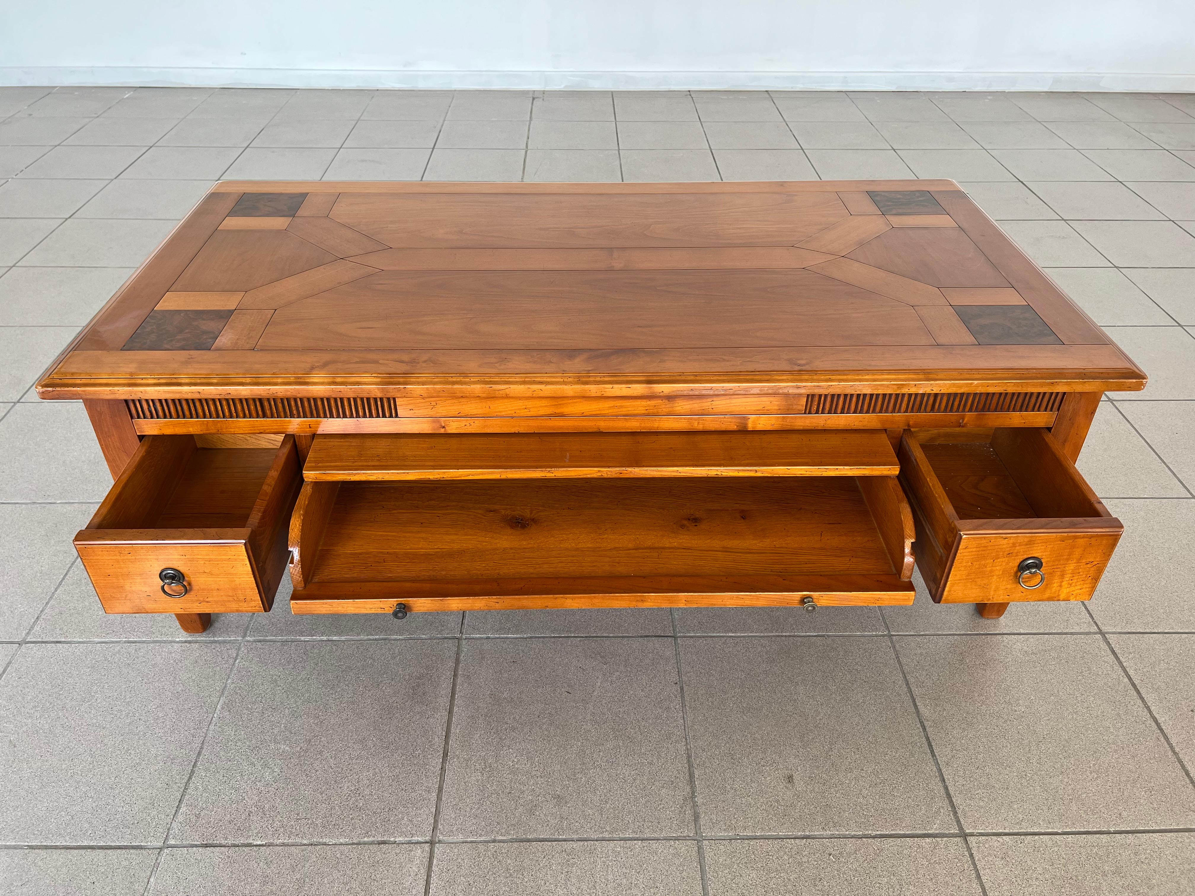 Table basse de style colonial français mi-siècle moderne avec tiroirs Bon état - En vente à Bridgeport, CT